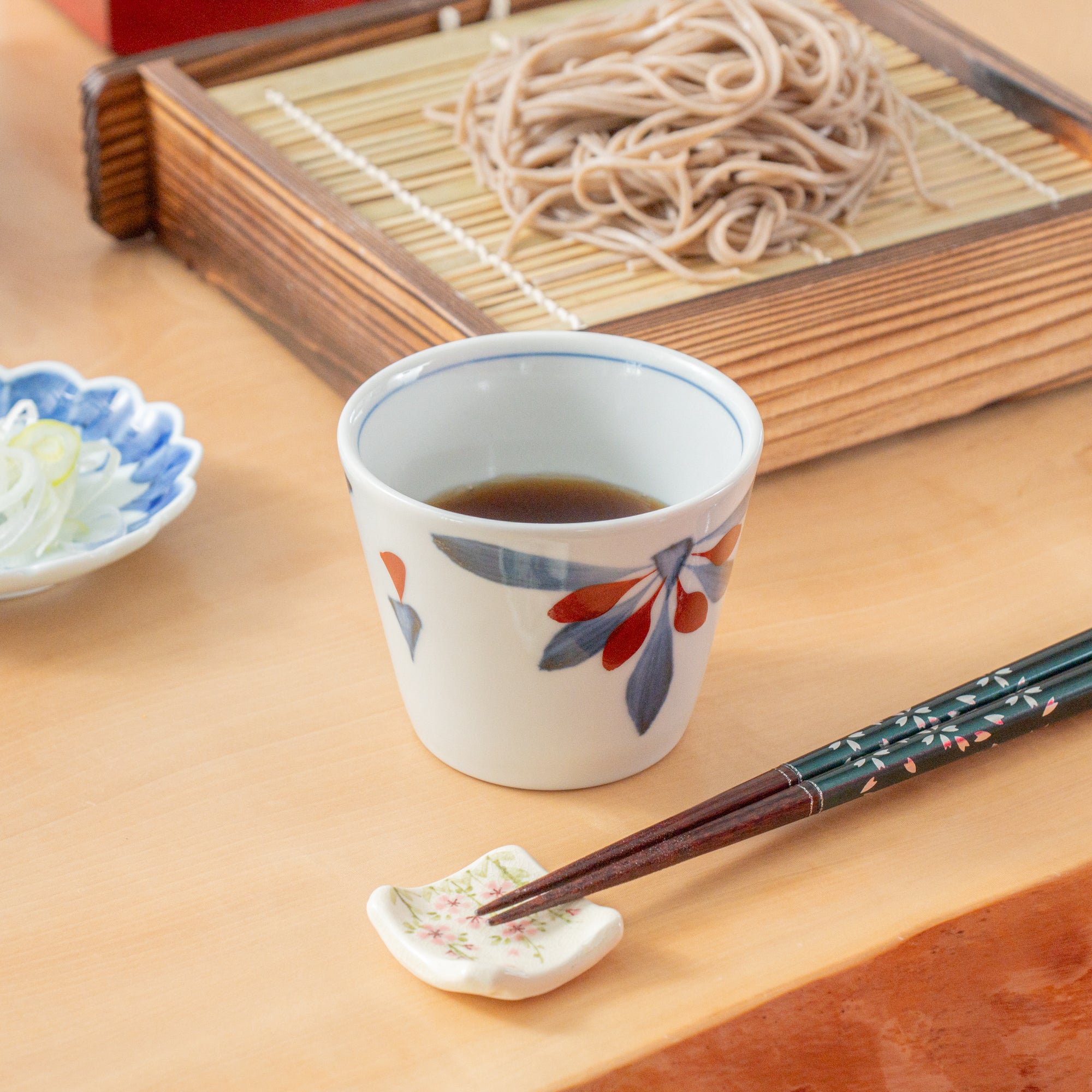 Taza de Soba Choko con Crisantemo Azul y Rojo