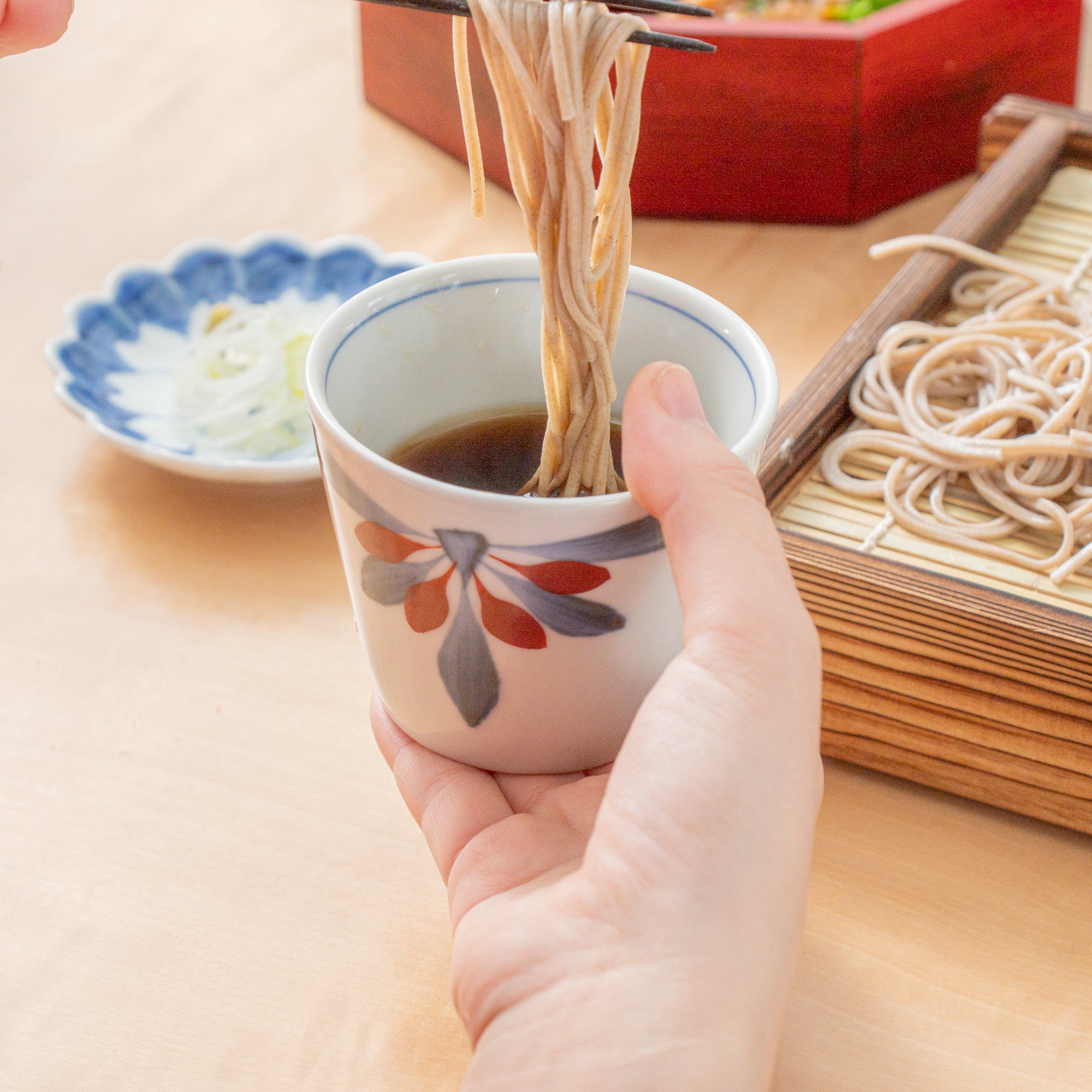Taza de Soba Choko con Crisantemo Azul y Rojo
