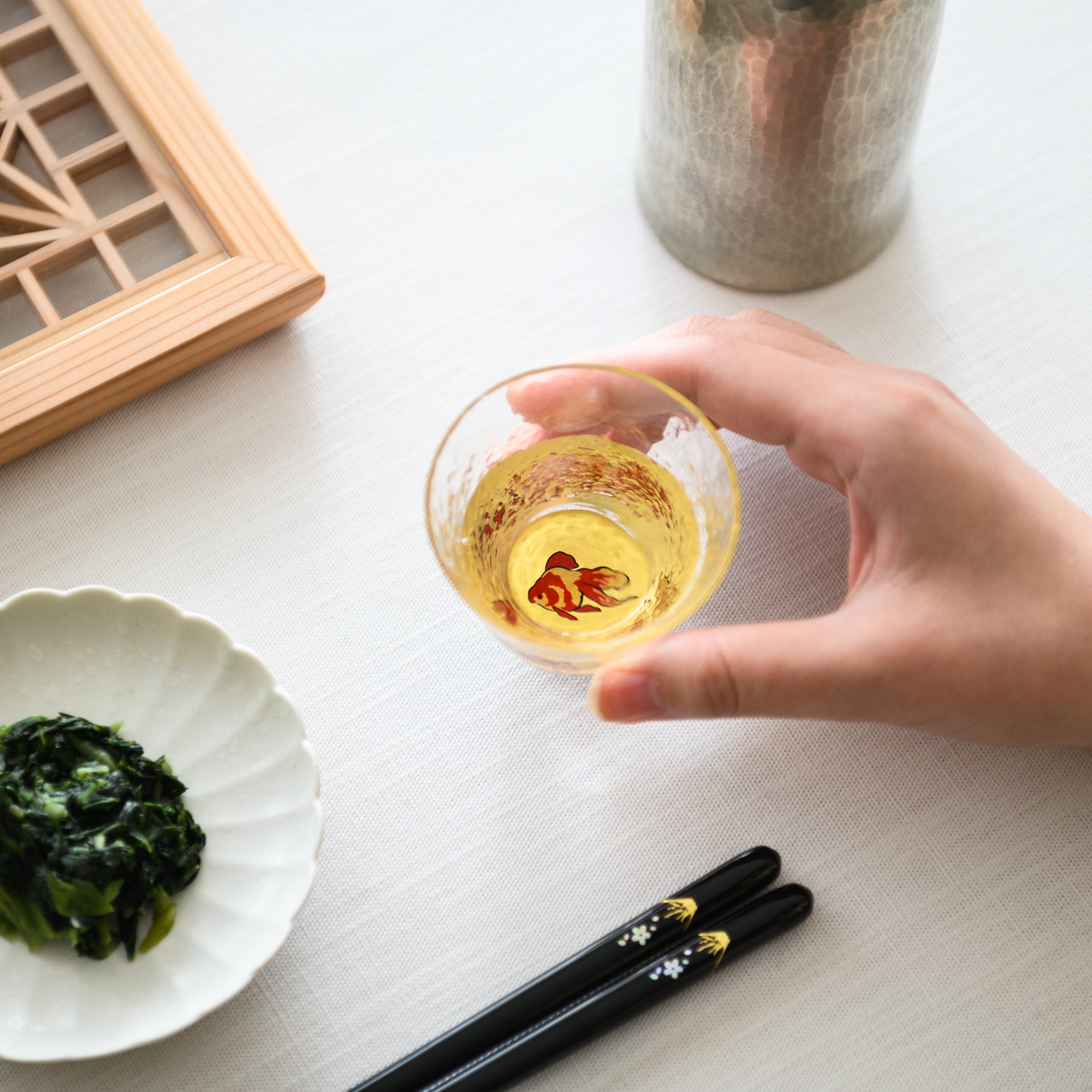Copa de sake de vidrio Maki-e con forma de pez dorado