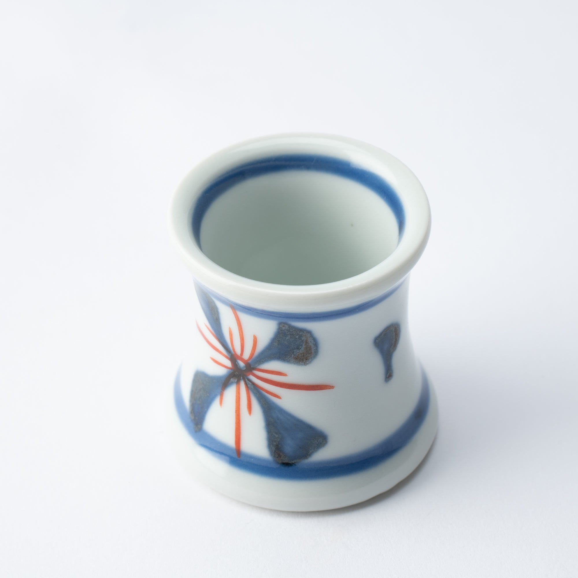 Huevera con forma de flor de cuatro pétalos