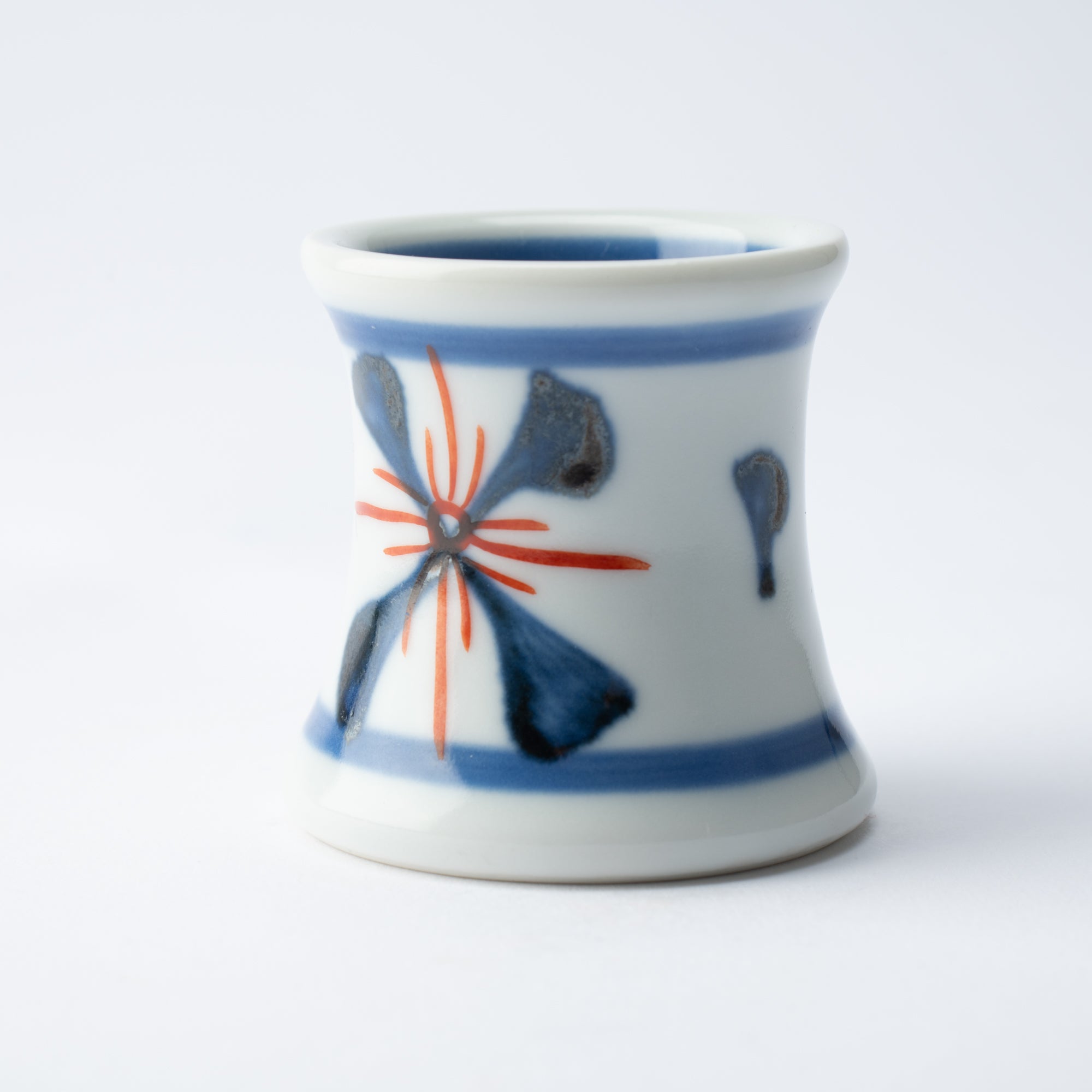 Huevera con forma de flor de cuatro pétalos