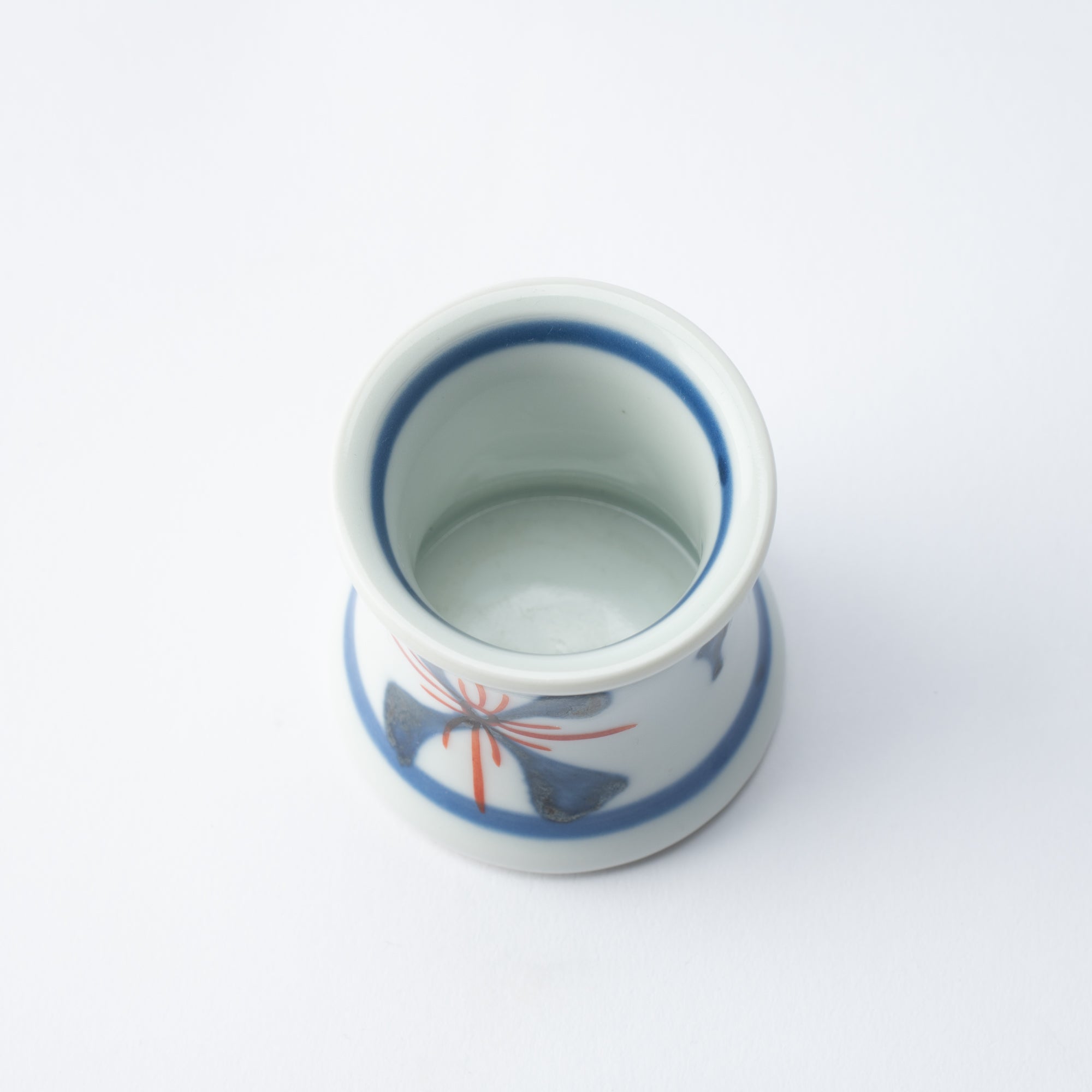 Huevera con forma de flor de cuatro pétalos