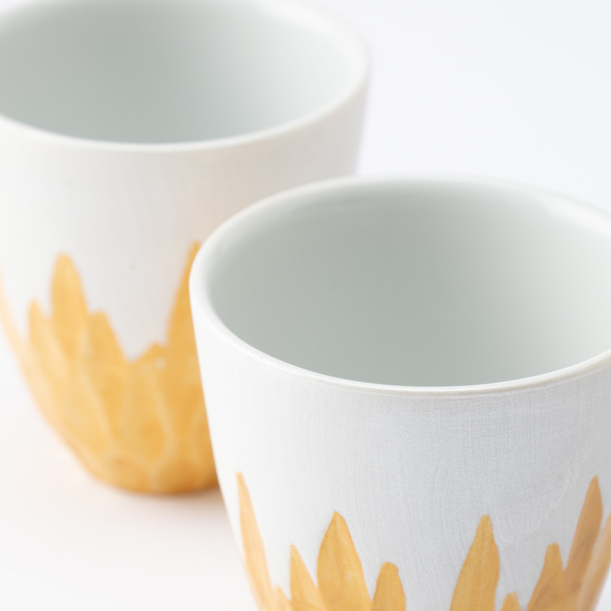Juego de sake con grabado floral dorado y plateado
