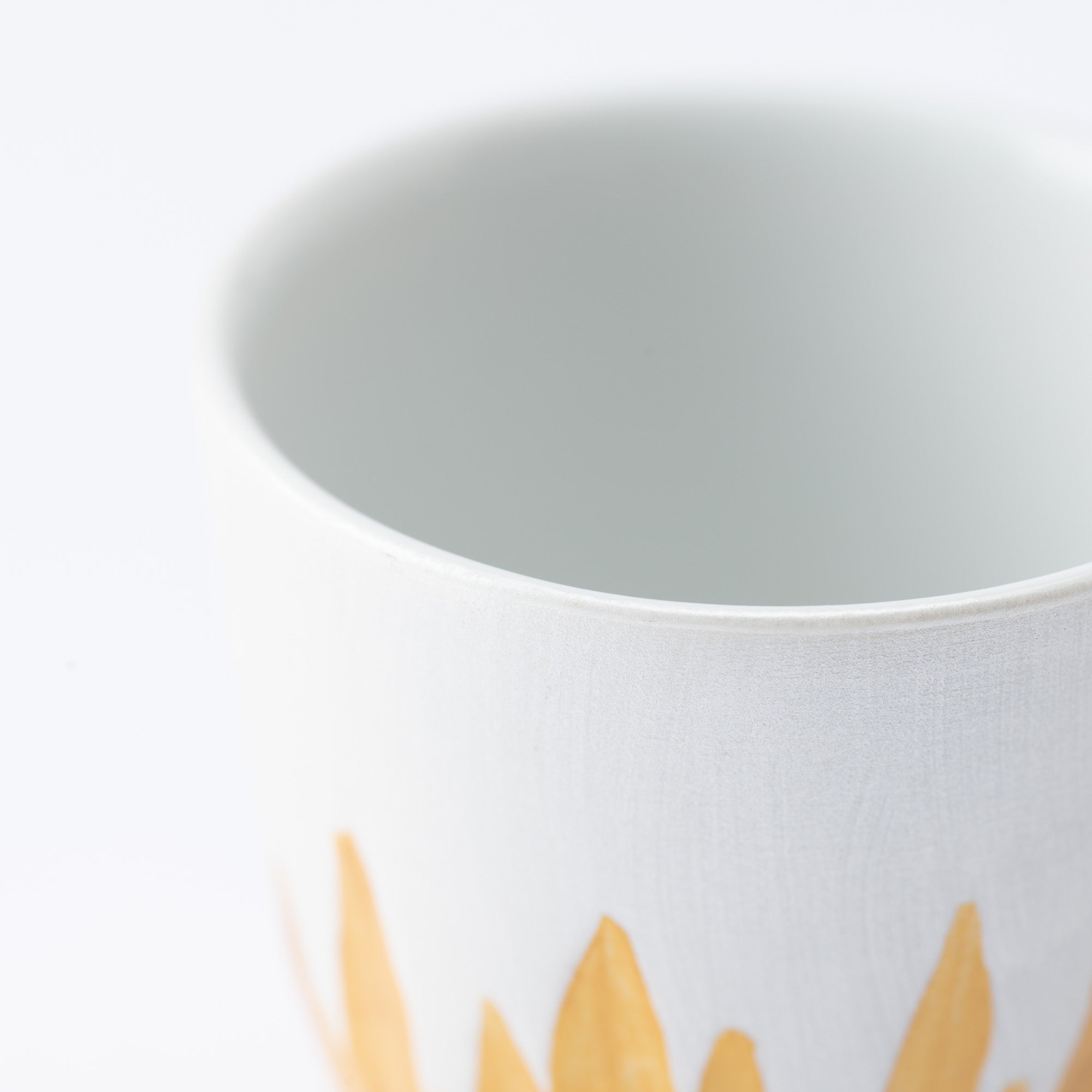 Juego de sake con grabado floral dorado y plateado