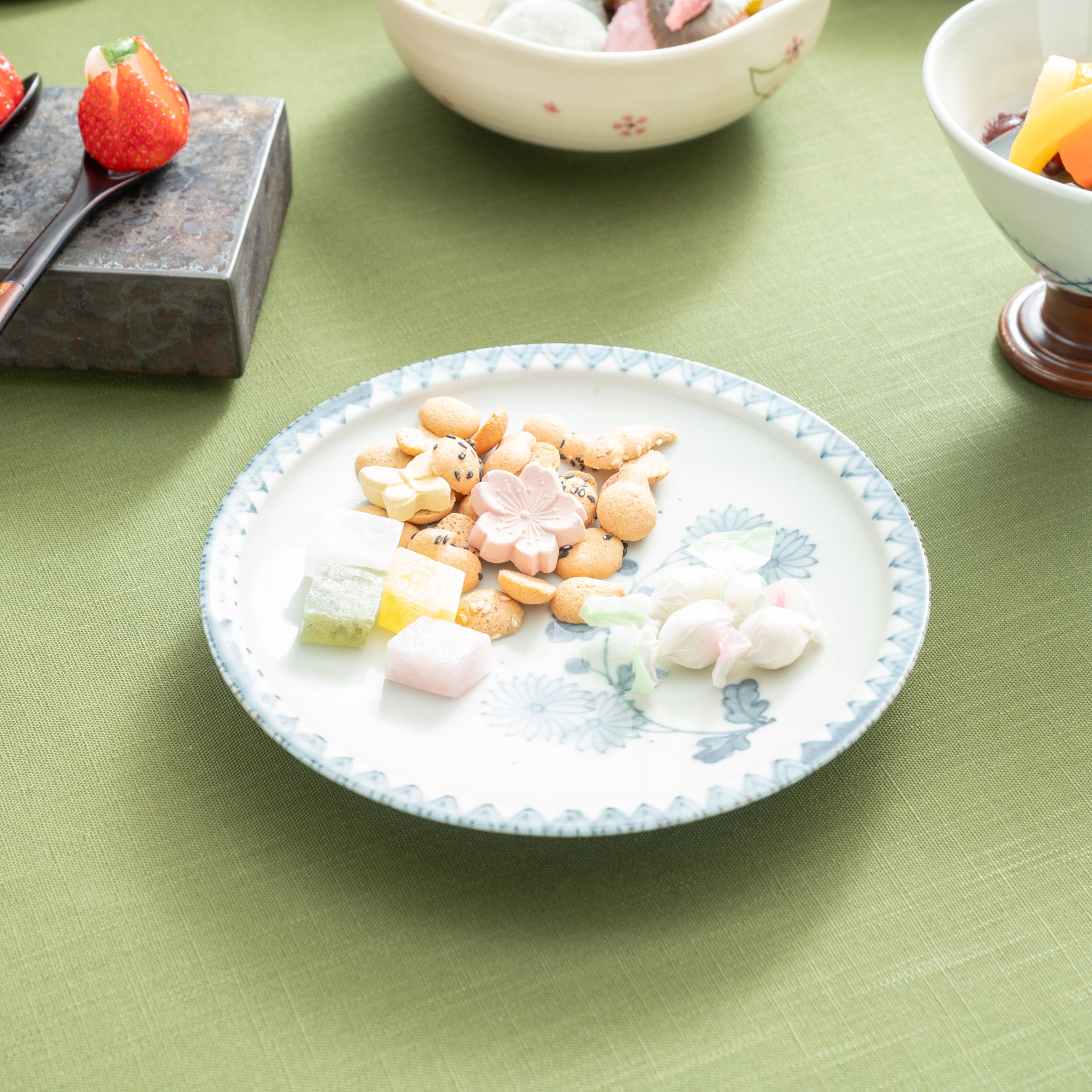 Le Sanpei Chrysanthemums Pattern Arita Round Plate