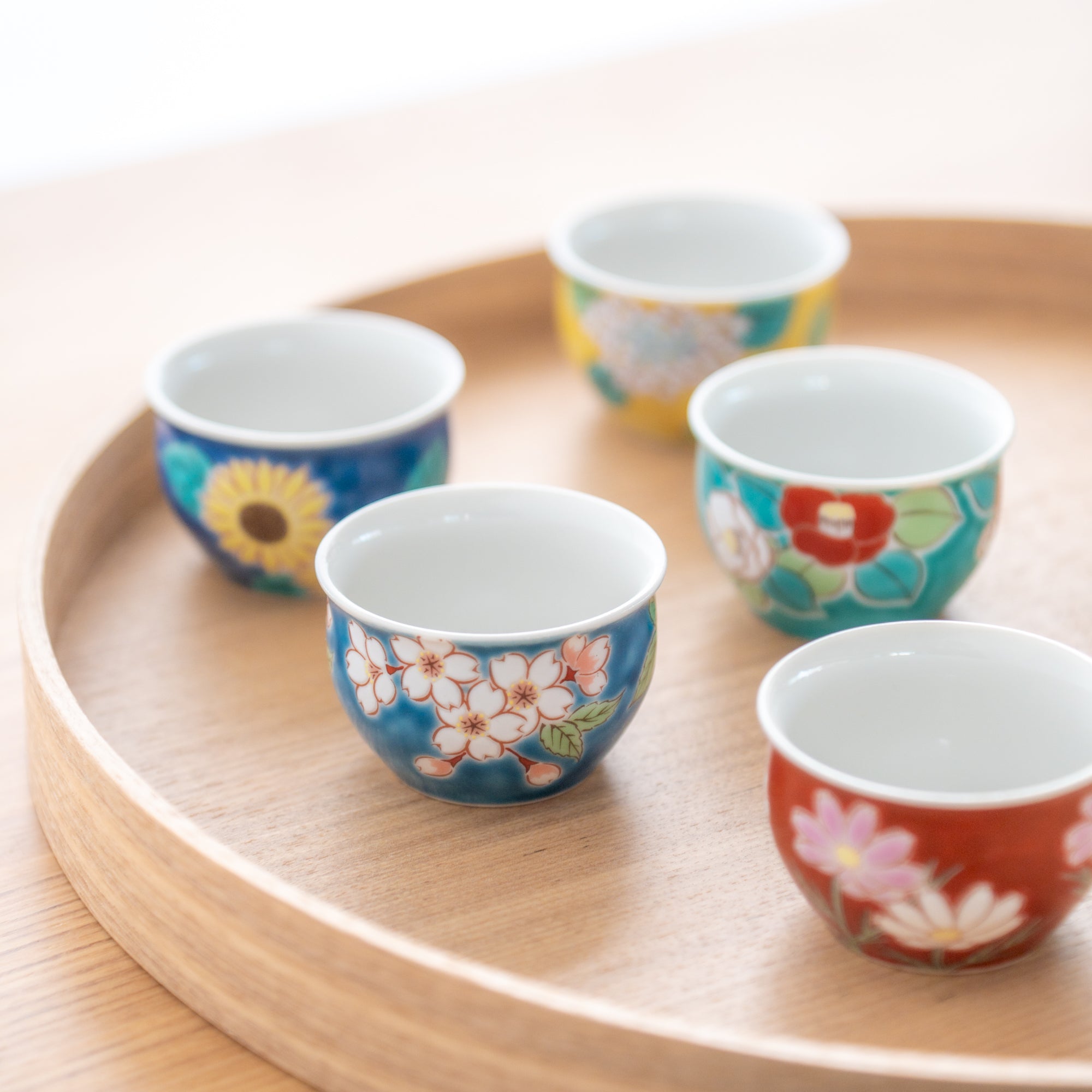Juego de tazas de sake Ochoko con flores de temporada