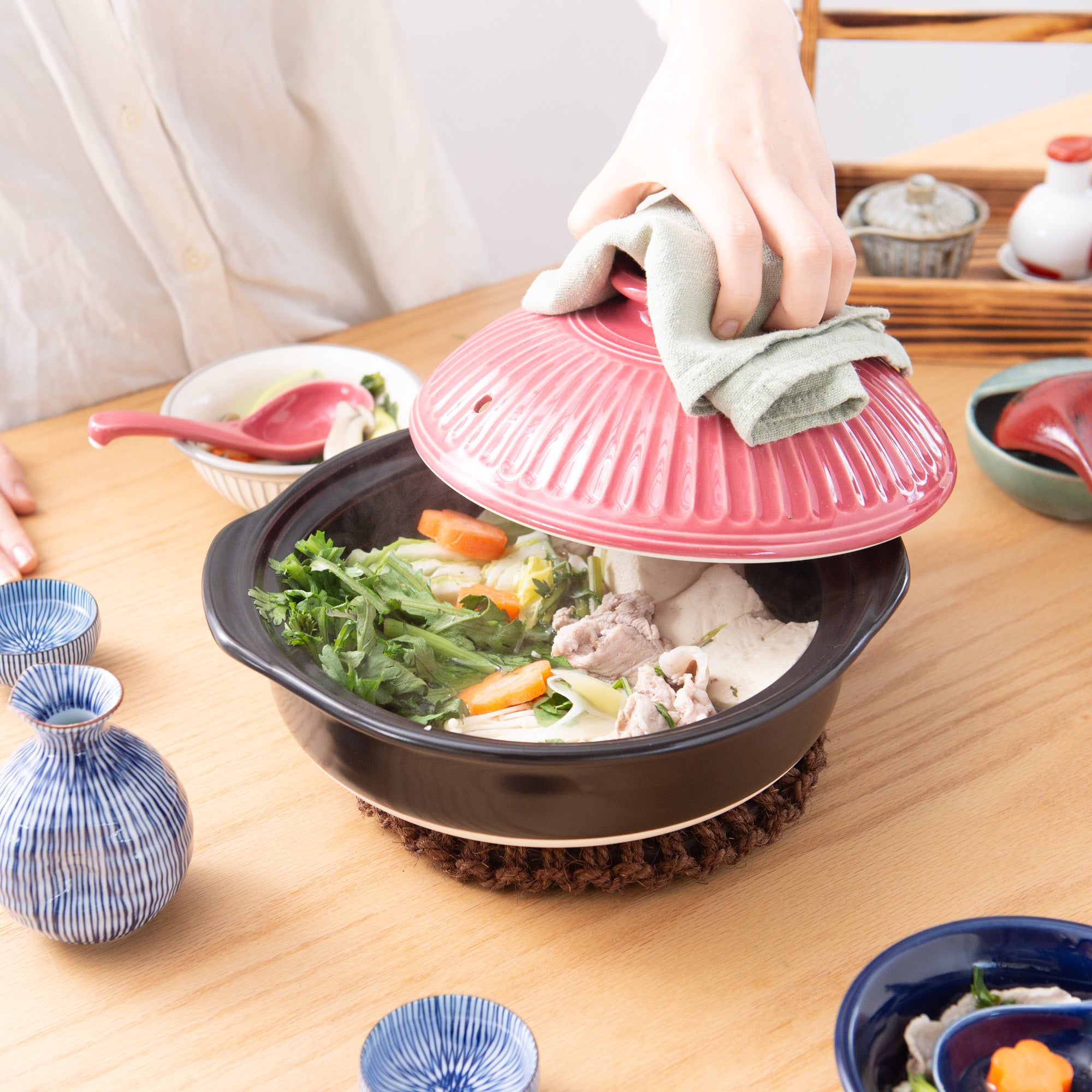 Kikka Pink Chrysanthemum Donabe Japanese Clay Pot for 2 to 3 Persons