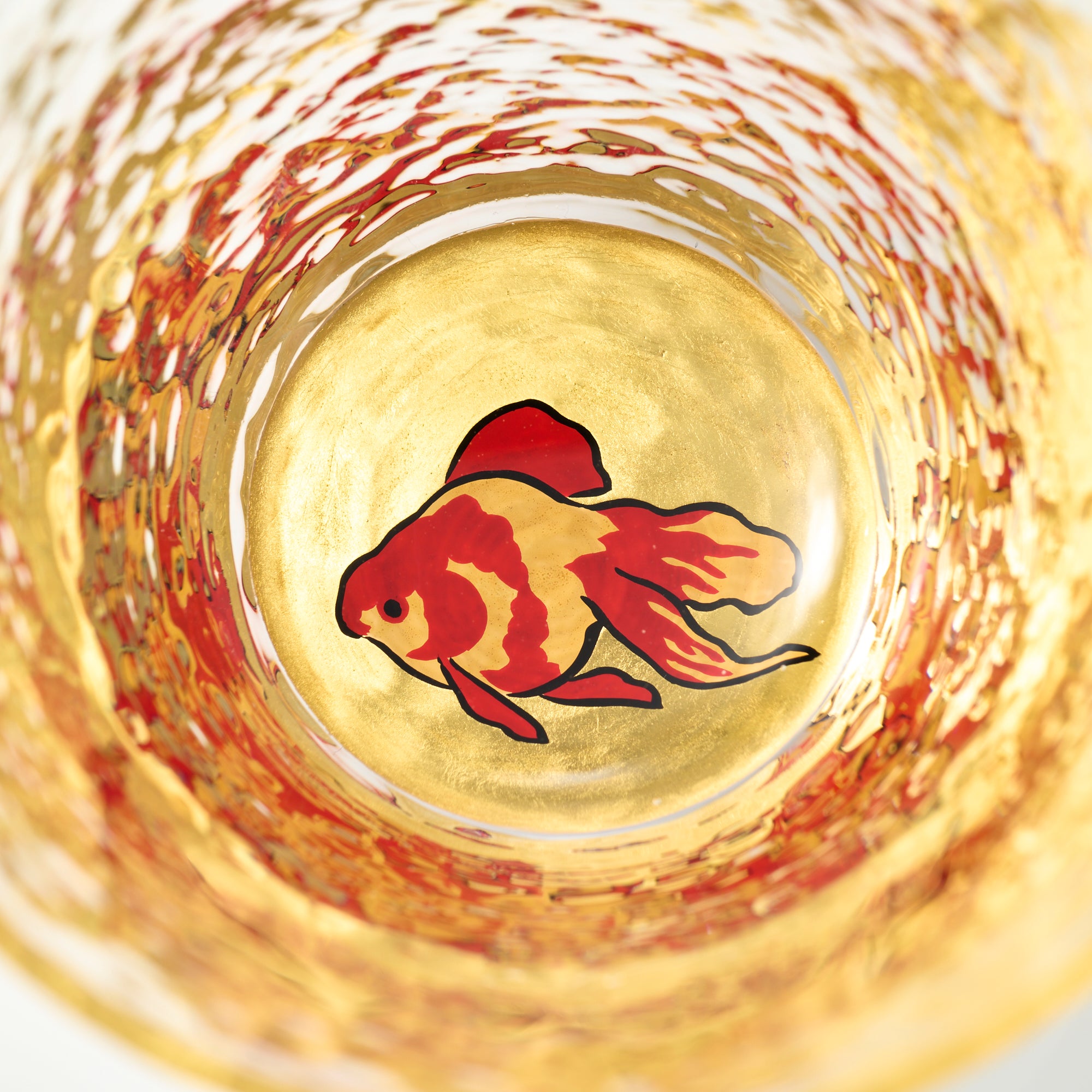 Copa de sake de vidrio Maki-e con forma de pez dorado