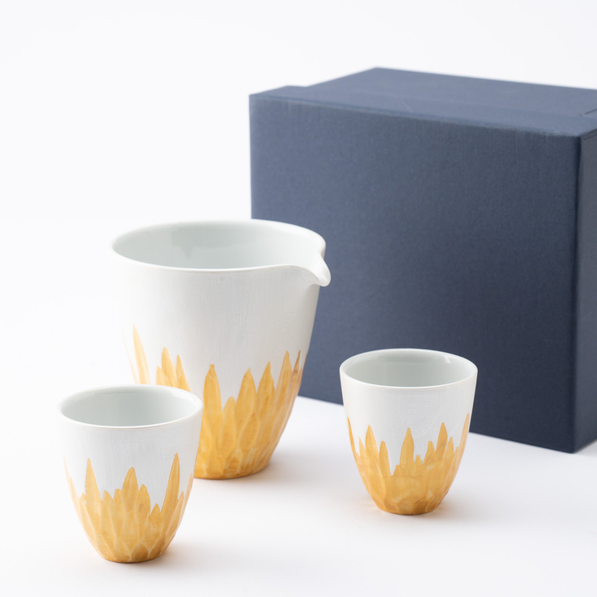 Juego de sake con grabado floral dorado y plateado