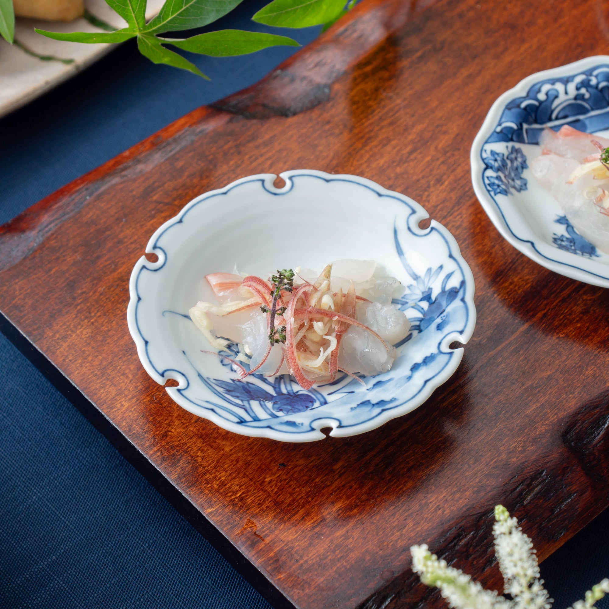 Snowflake-Shaped Flowers and Birds Motif Sauce Plate