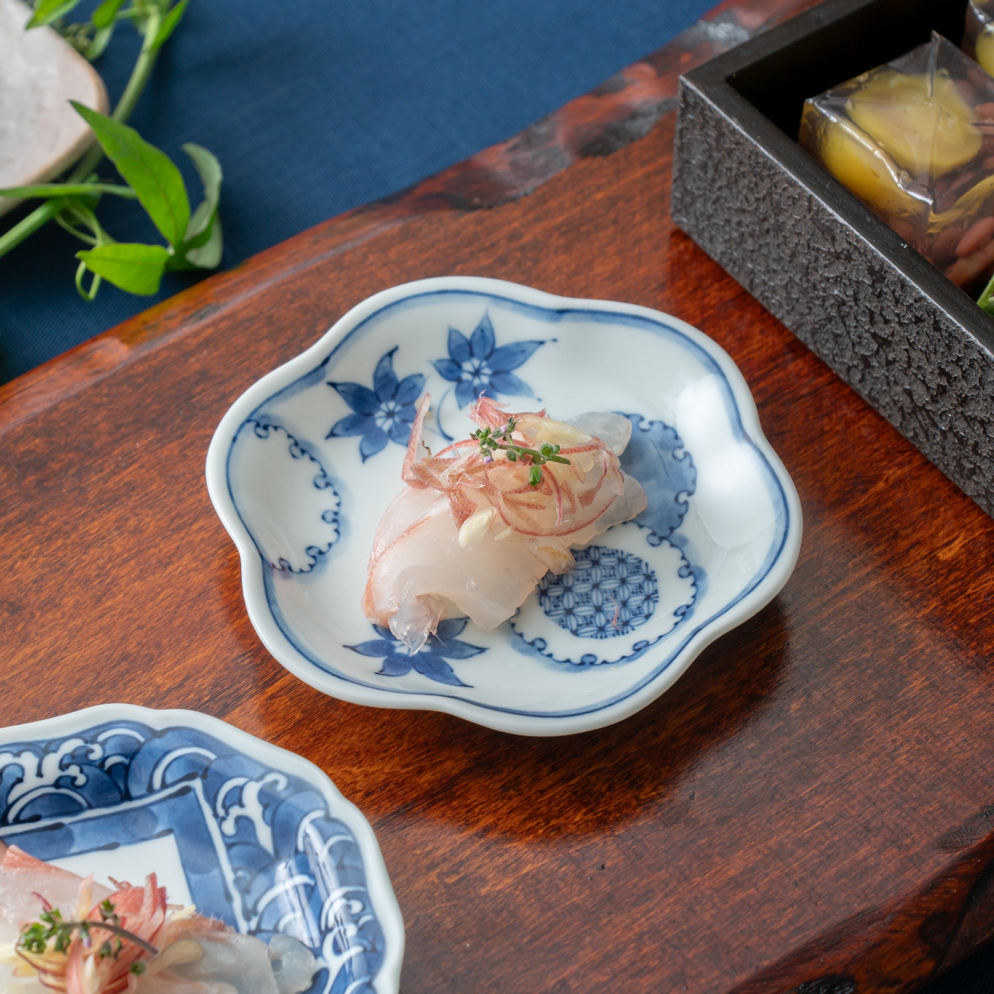 Snowflake-Shaped Maple Leaf Motif Sauce Plate