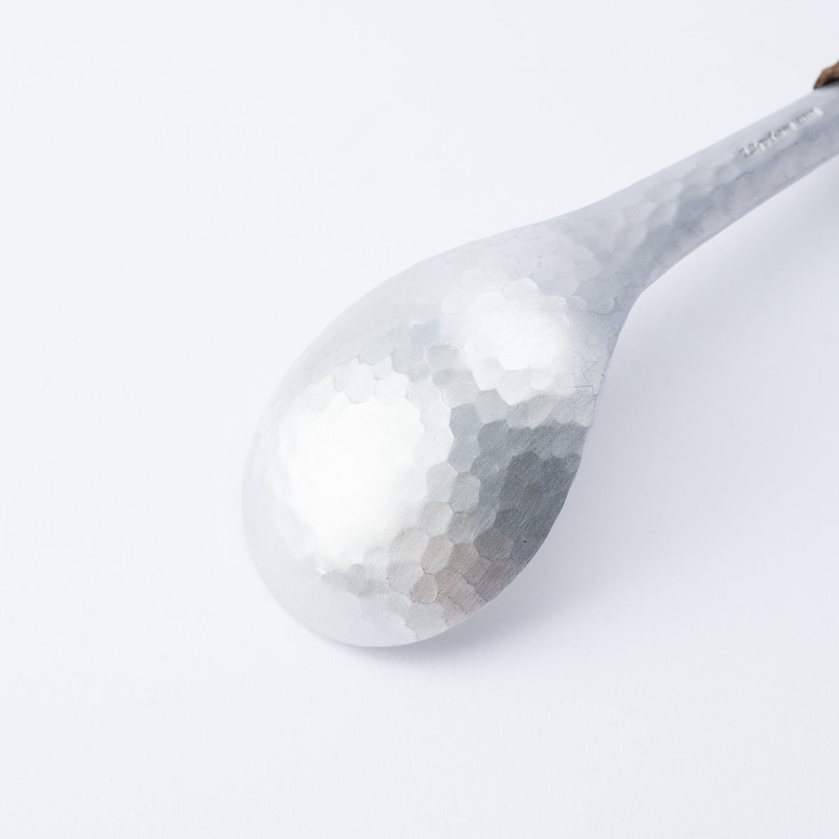 Cuchara para servir de aluminio martillado