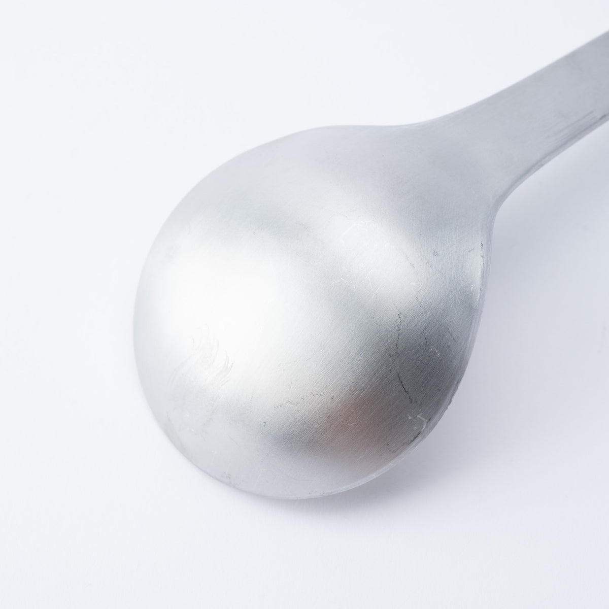 Cucharón de aluminio martillado