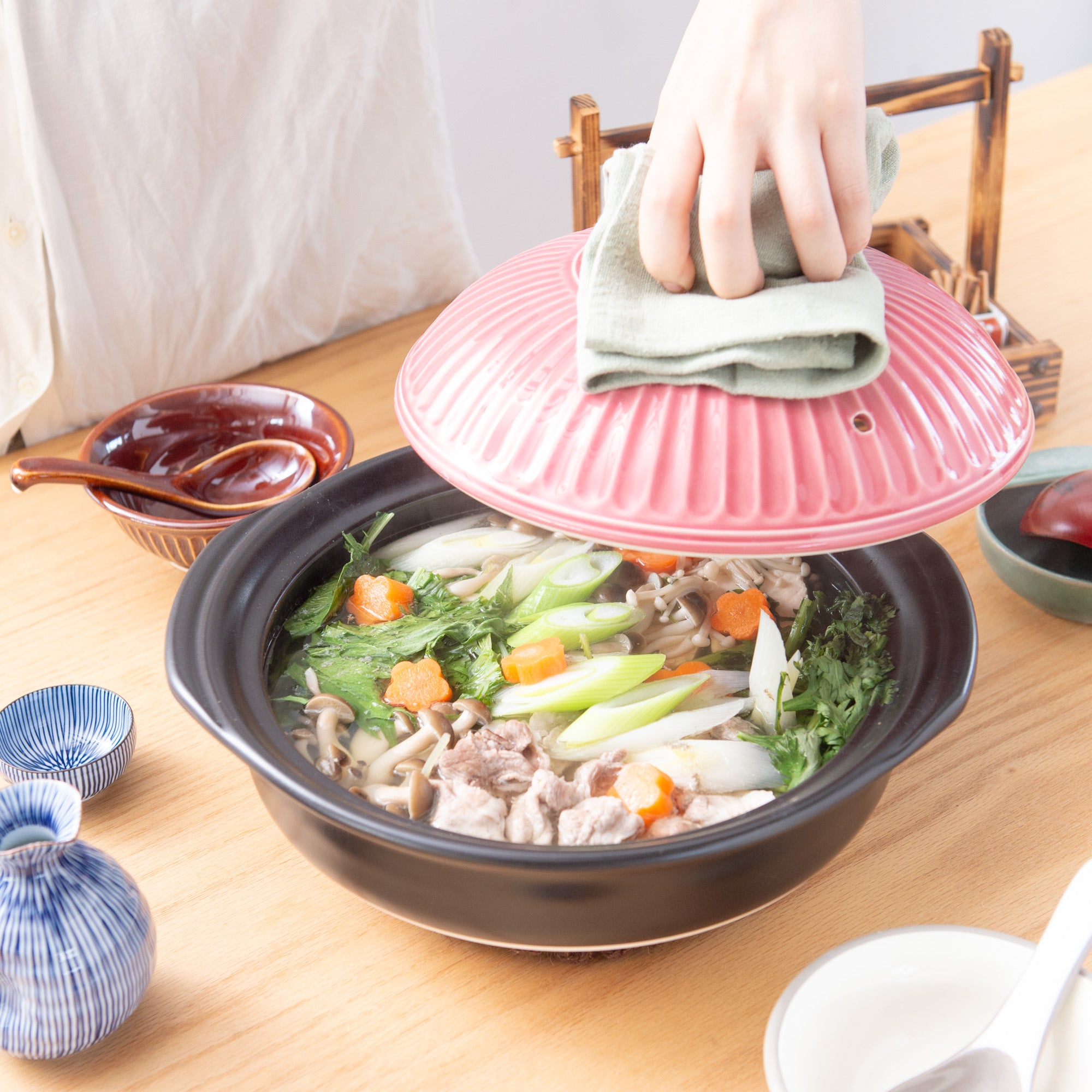 Kikka Pink Chrysanthemum Donabe Japanese Clay Pot for 3 to 4 Persons