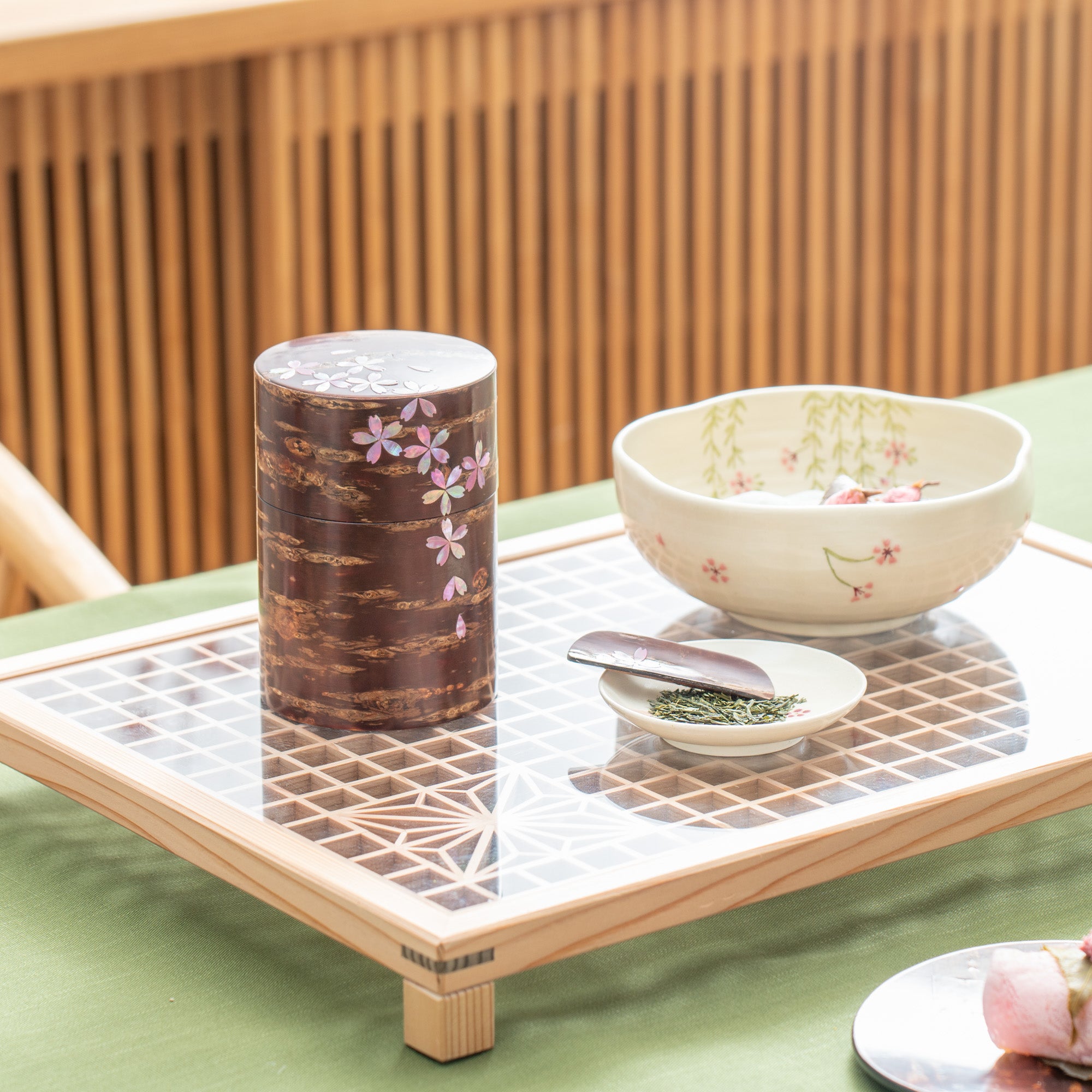 Recipiente para té Sakura Fubuki con incrustaciones de concha rosa
