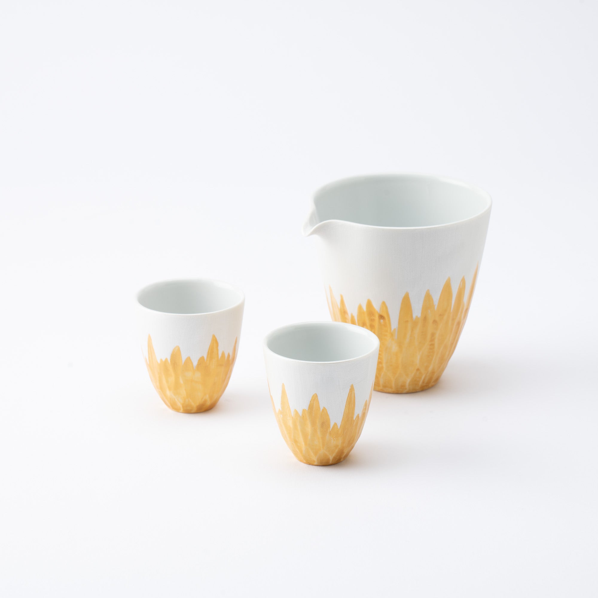 Juego de sake con grabado floral dorado y plateado