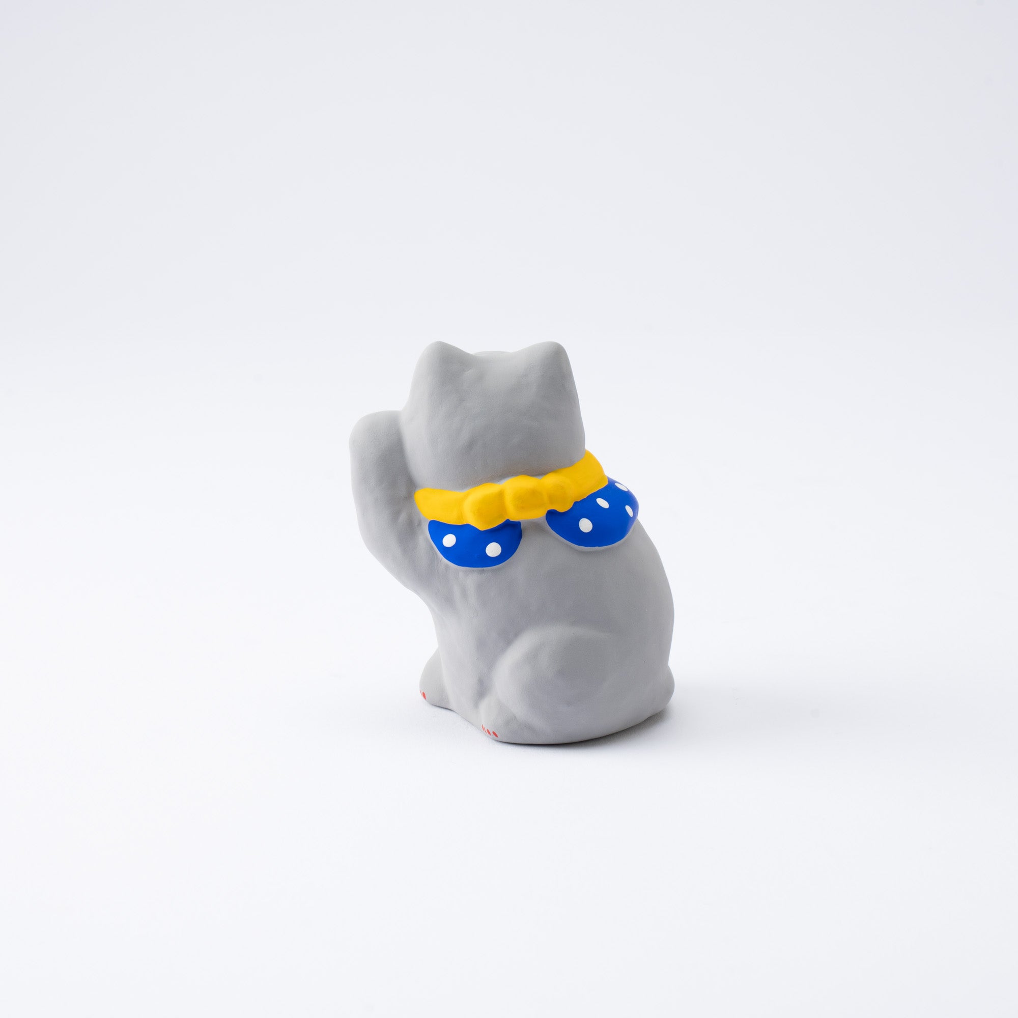 Maneki Neko gris bien vestido