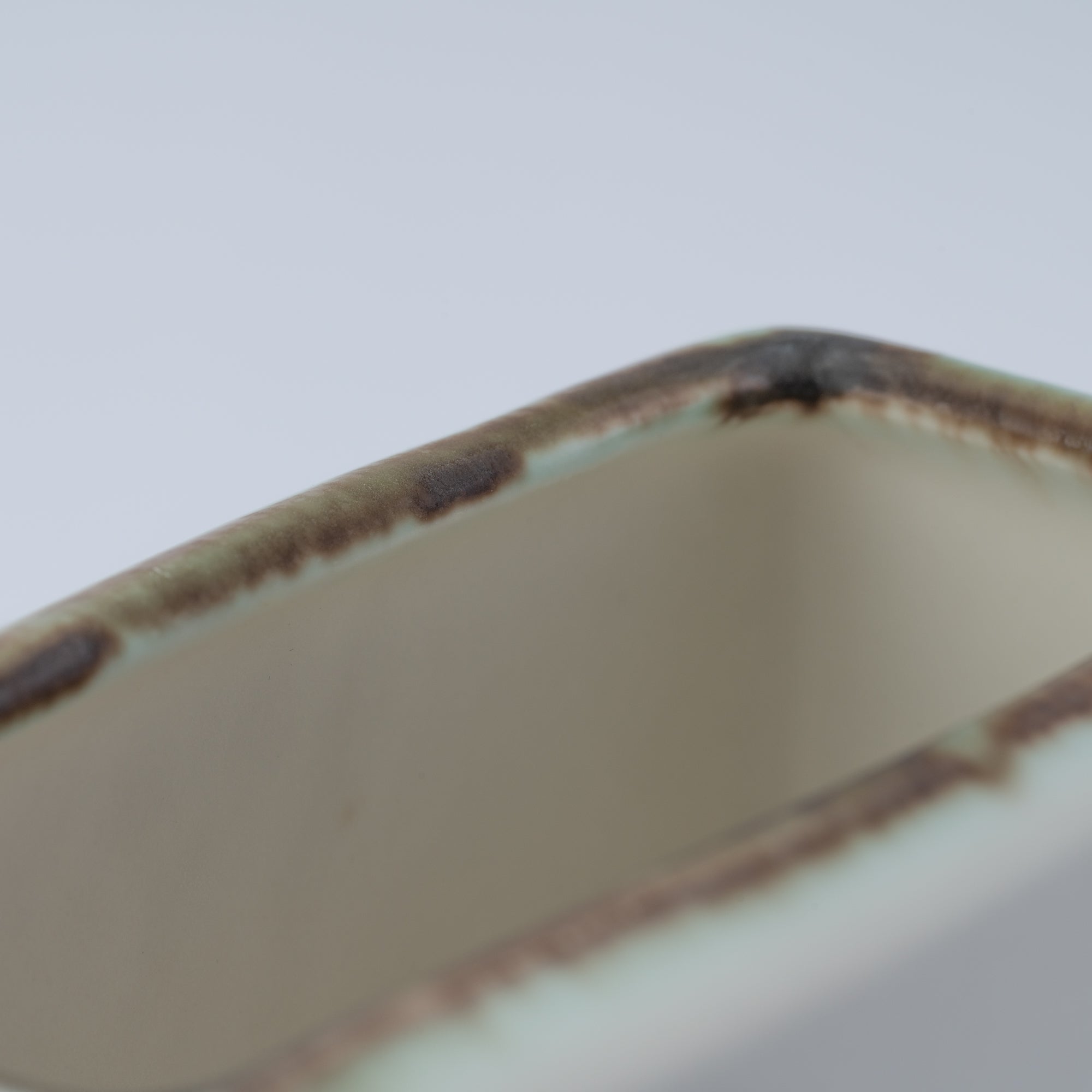 Porta utensilios rectangular con esmalte terroso