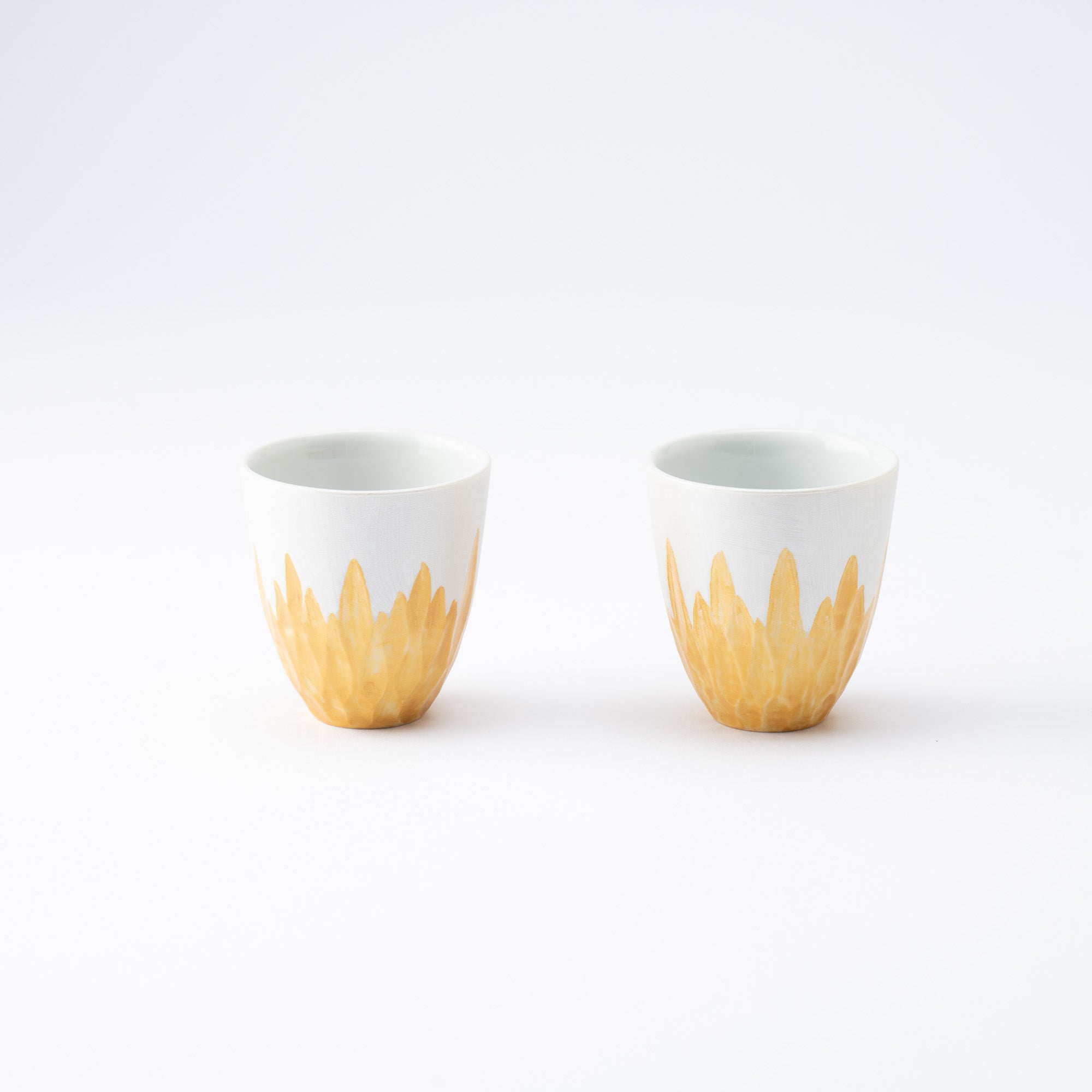 Juego de sake con grabado floral dorado y plateado