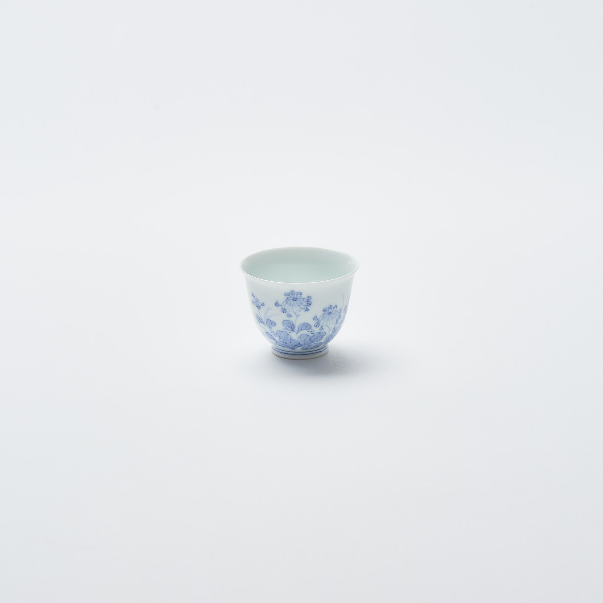 Lot - JAPANESE BLUE AND WHITE HIRADO PORCELAIN BOWL With peony