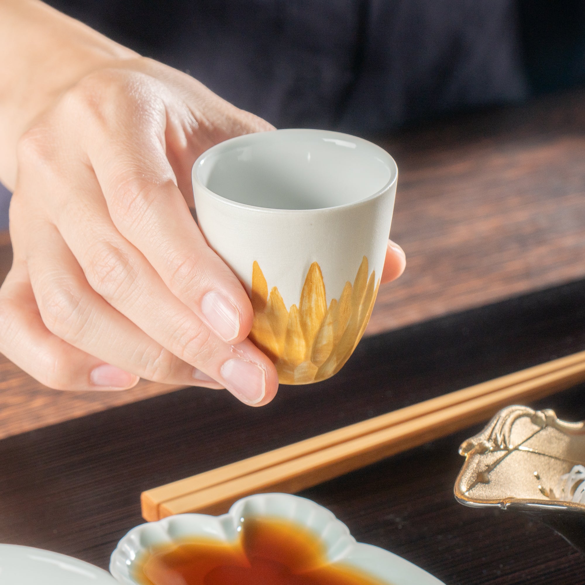 Juego de sake con grabado floral dorado y plateado