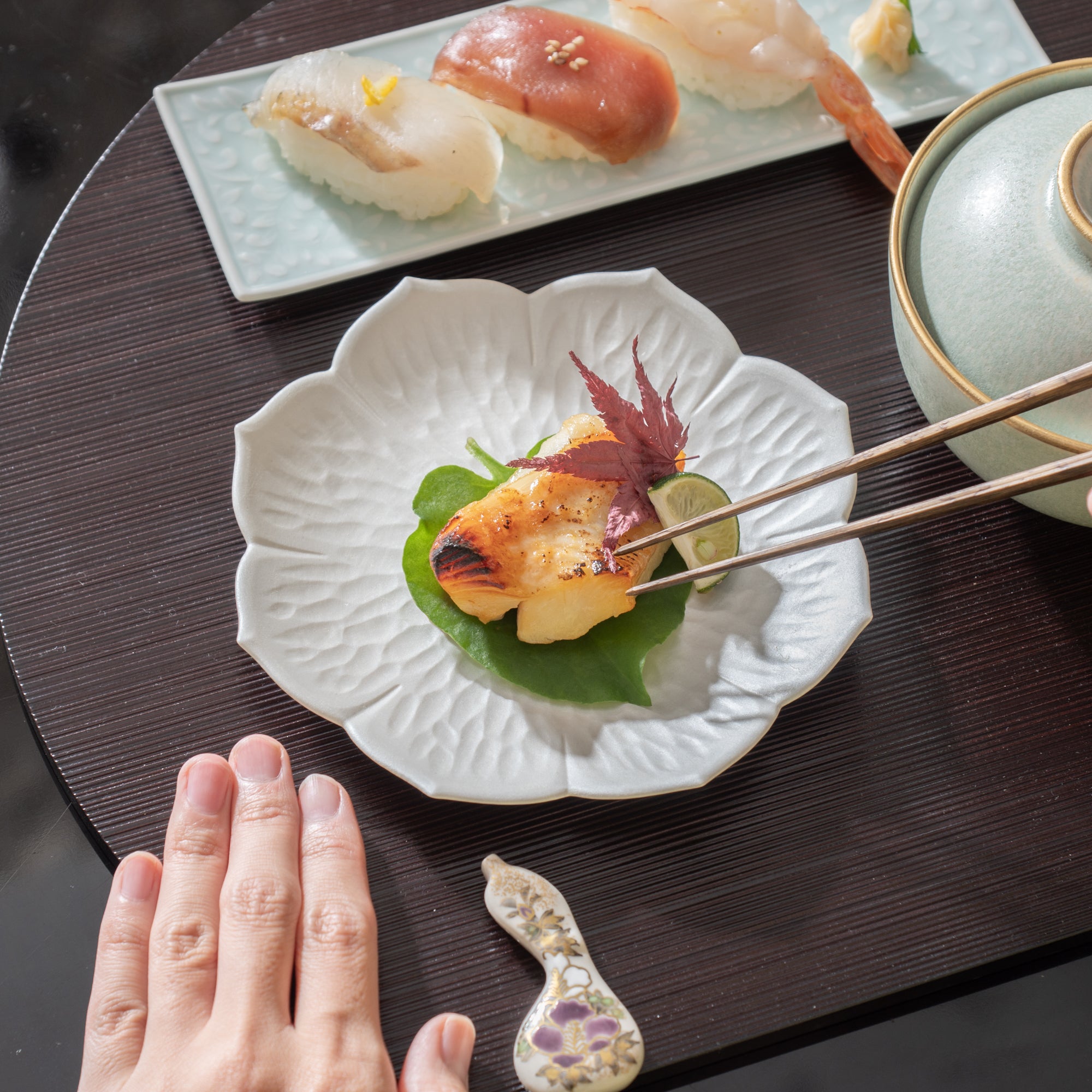 Plato lateral de flores Ginsai Kikyo