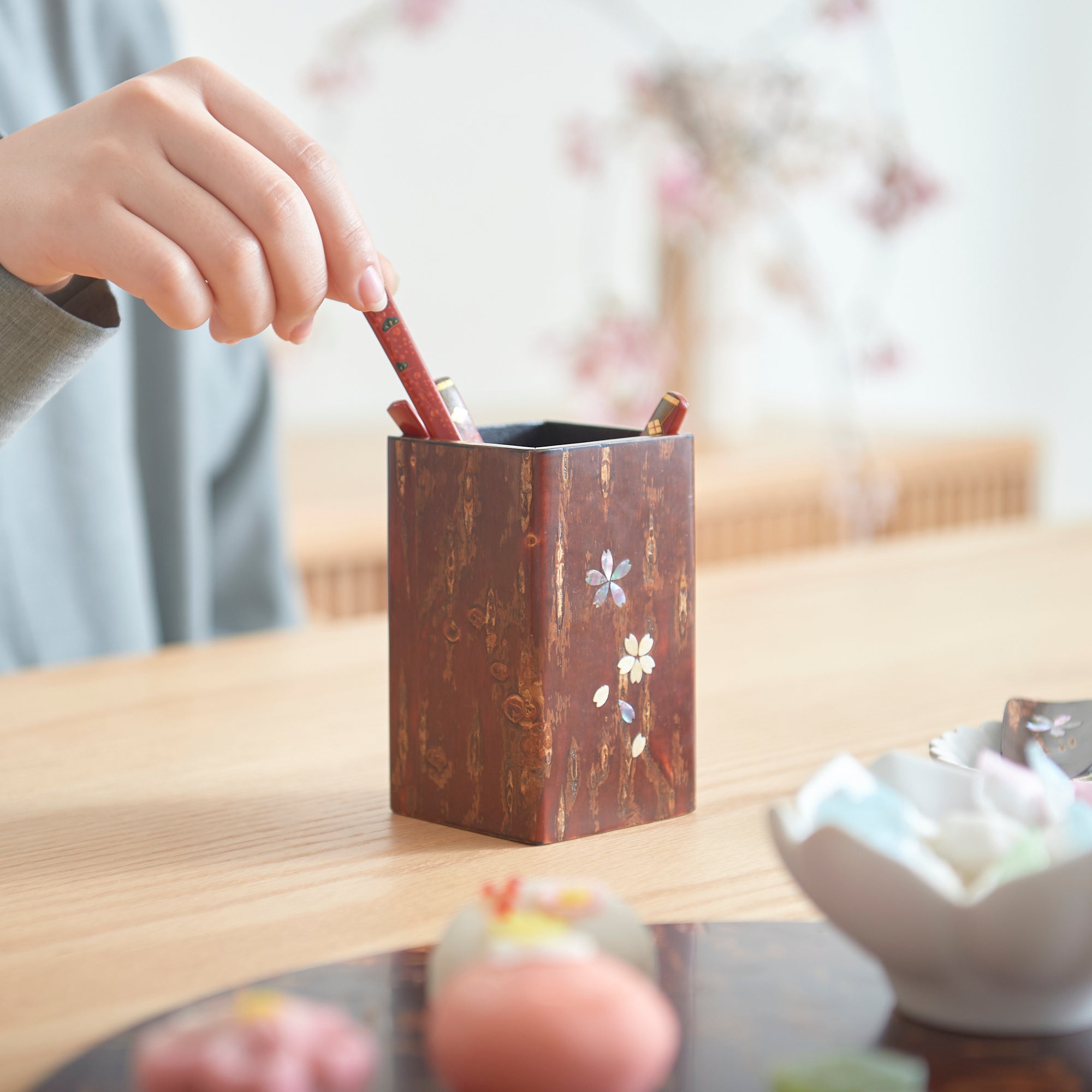 Soporte para cubiertos con incrustaciones de concha de Sakura