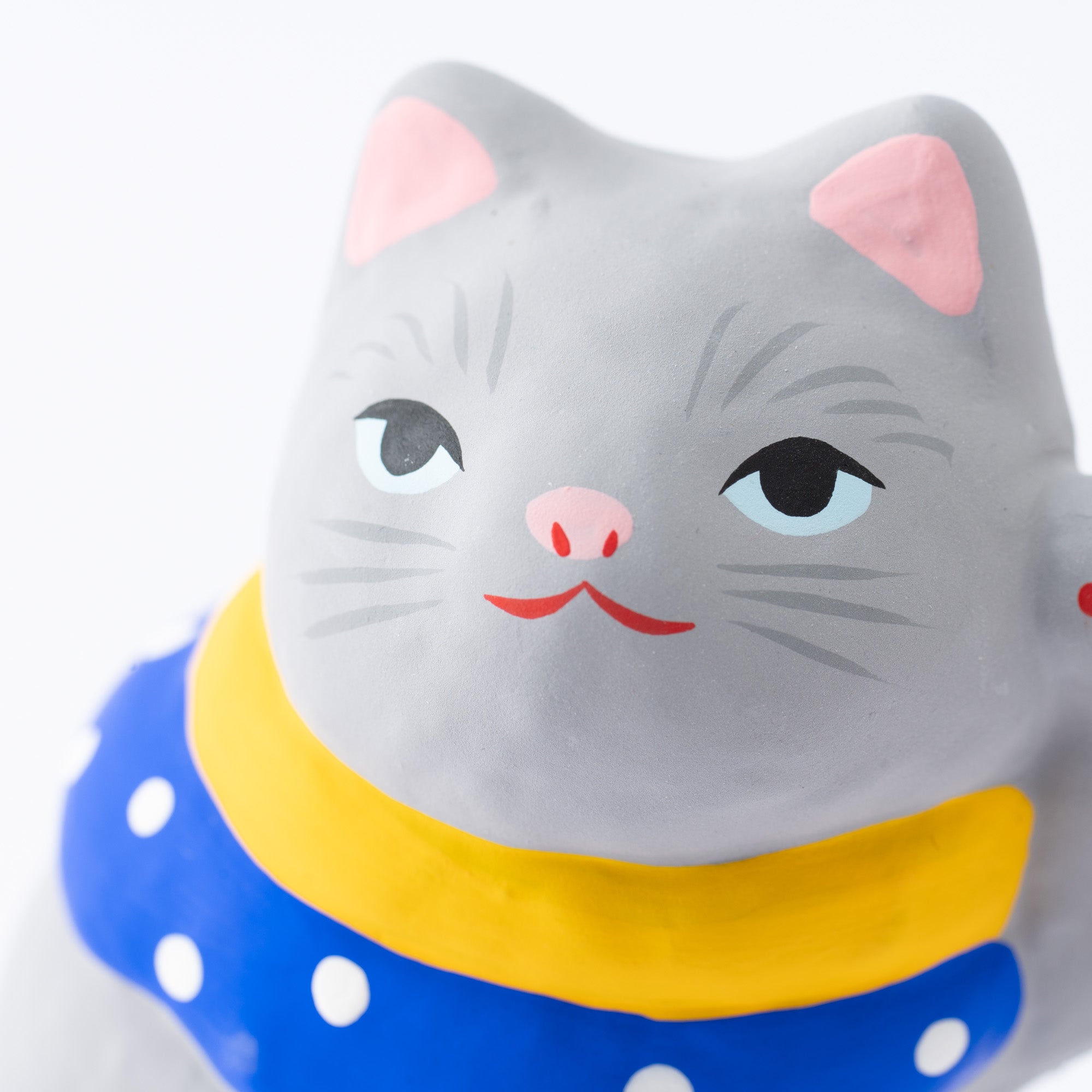 Maneki Neko gris bien vestido