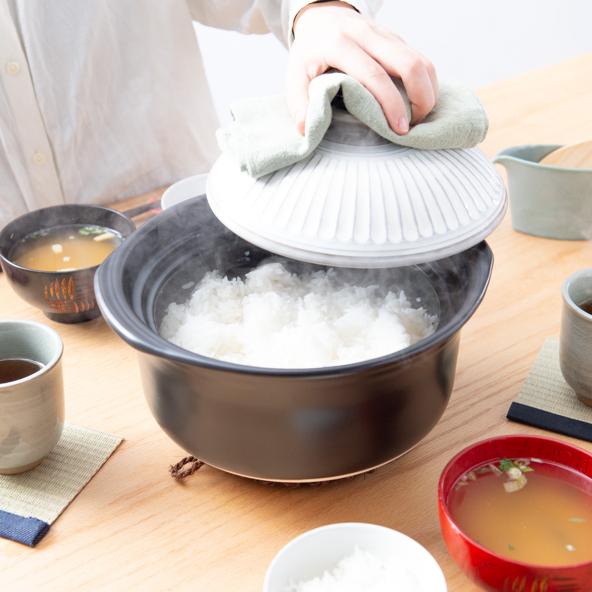 Kikka White Chrysanthemum Donabe Rice Cooker 5 Rice Cooker Cups (5 Gou)