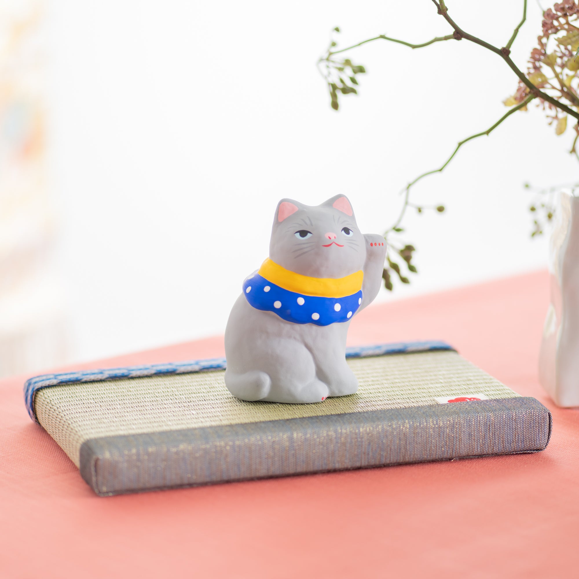 Maneki Neko gris bien vestido