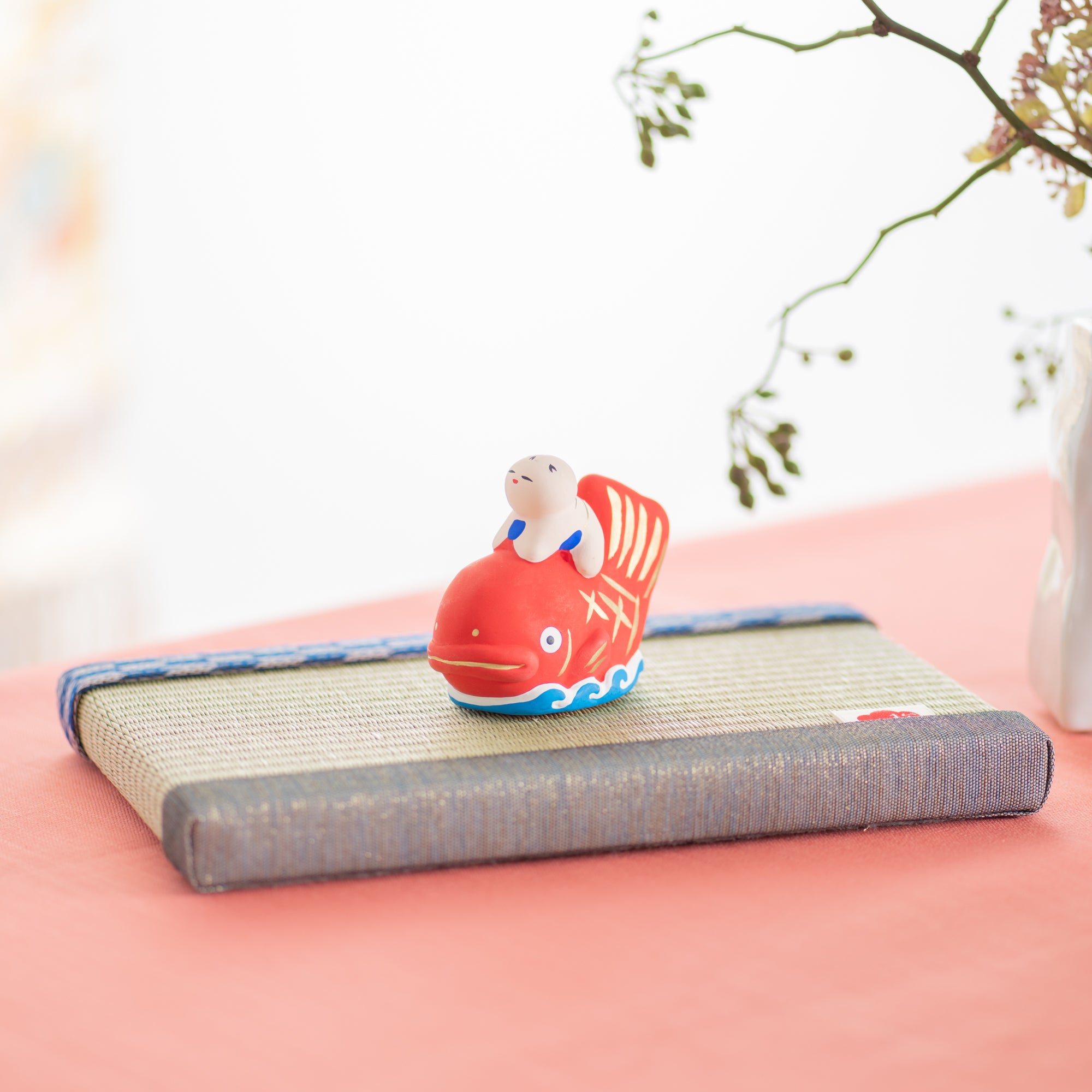 Figura de dorada y niño