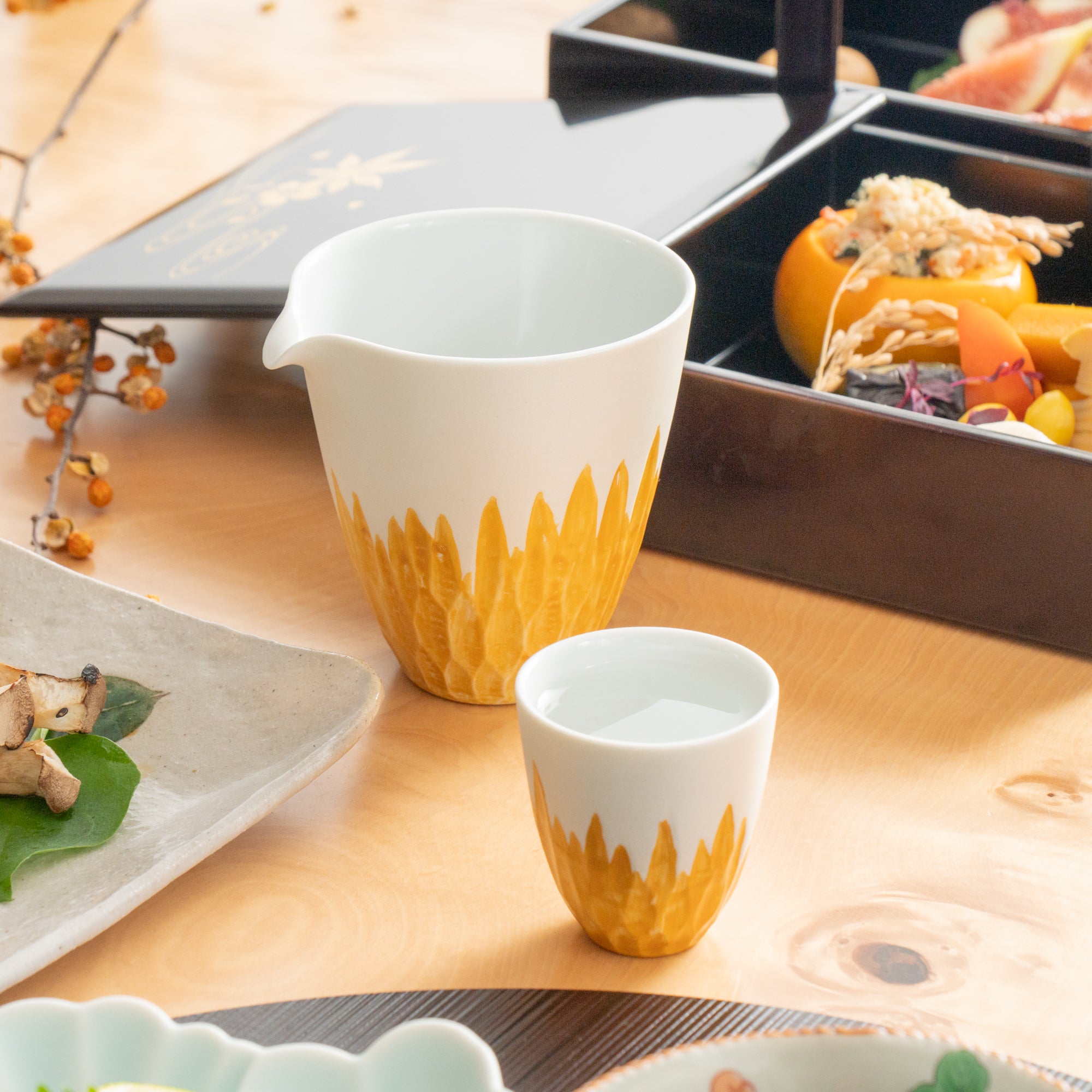 Juego de sake con grabado floral dorado y plateado