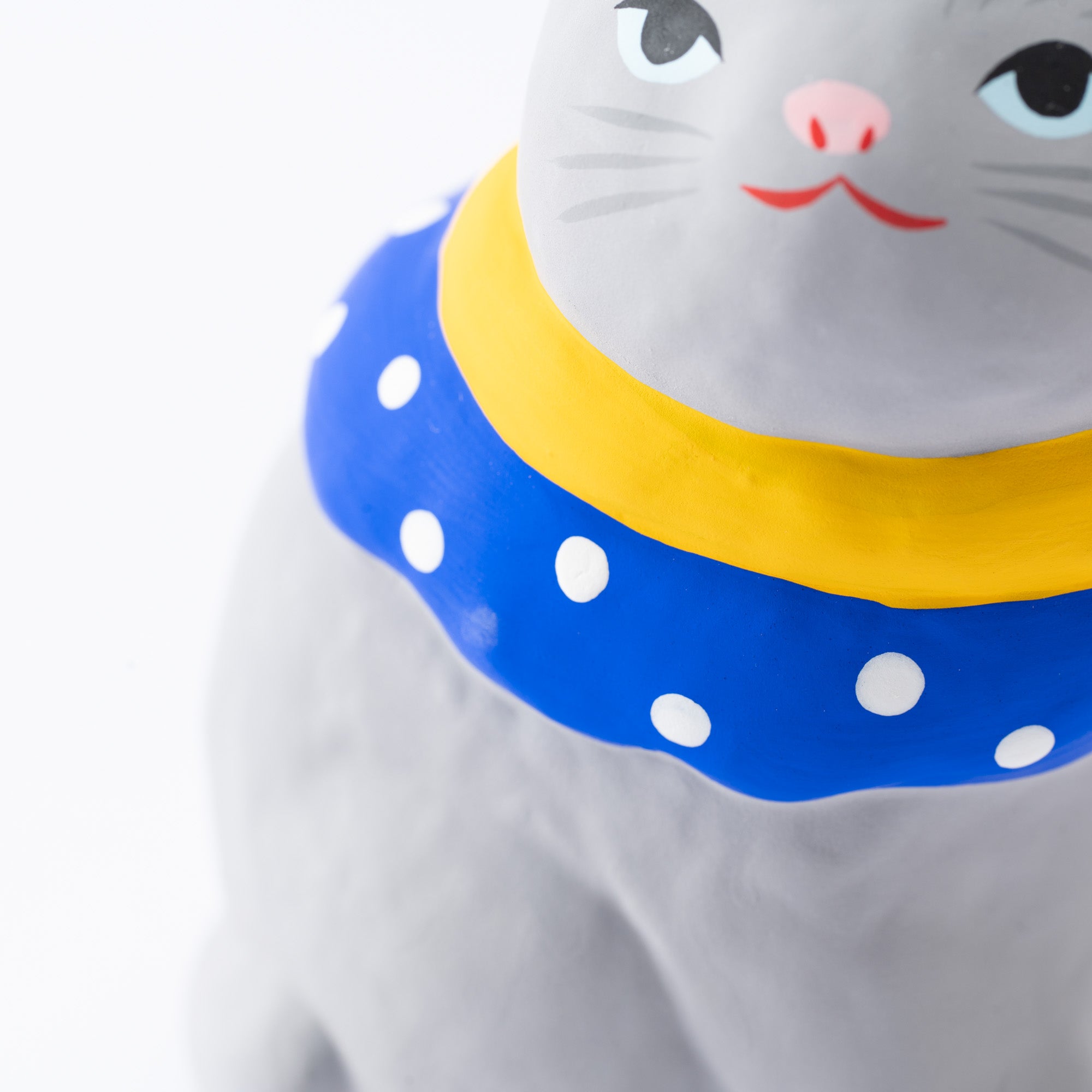 Maneki Neko gris bien vestido