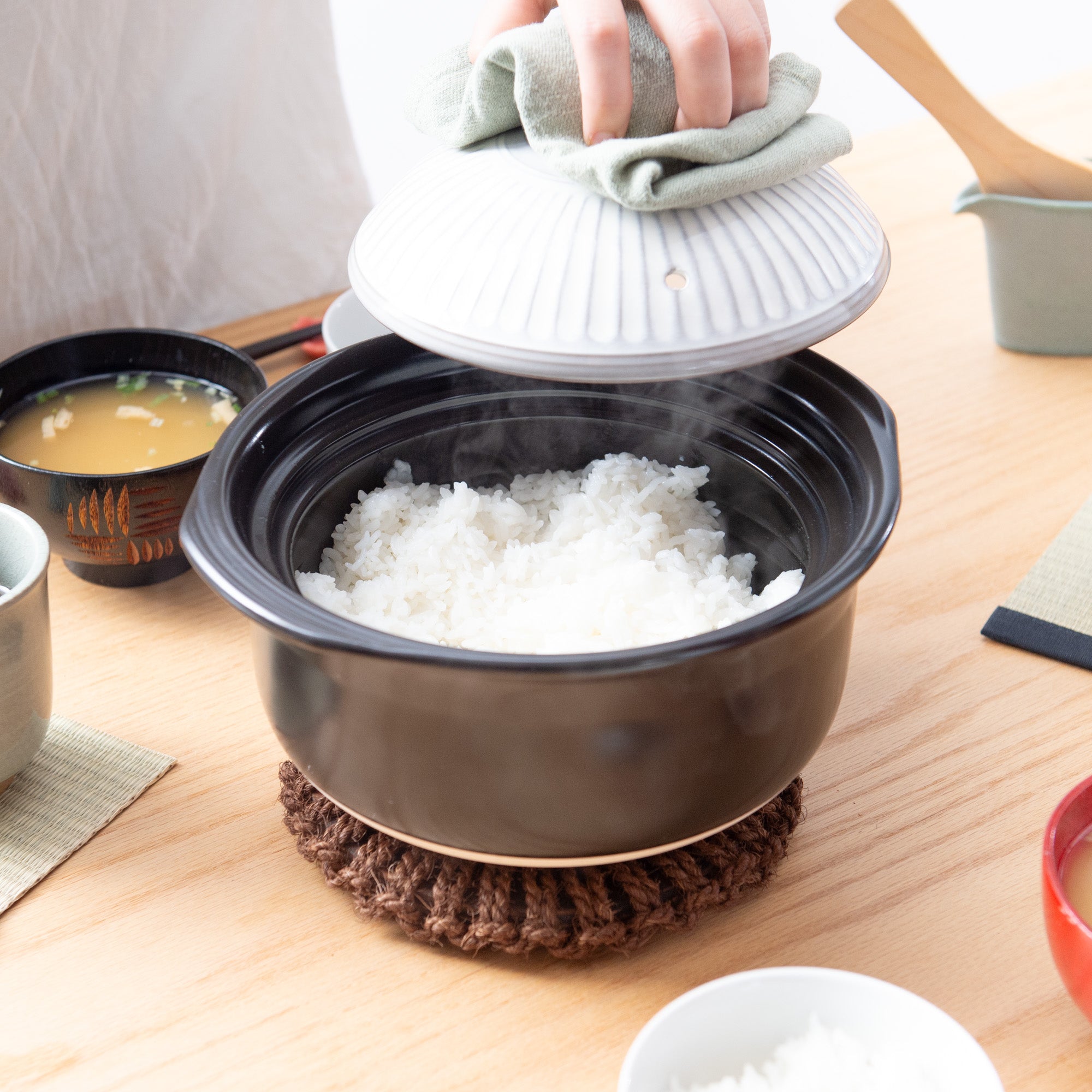 Kikka White Chrysanthemum Donabe Rice Cooker 3 Rice Cooker Cups (3 Gou)