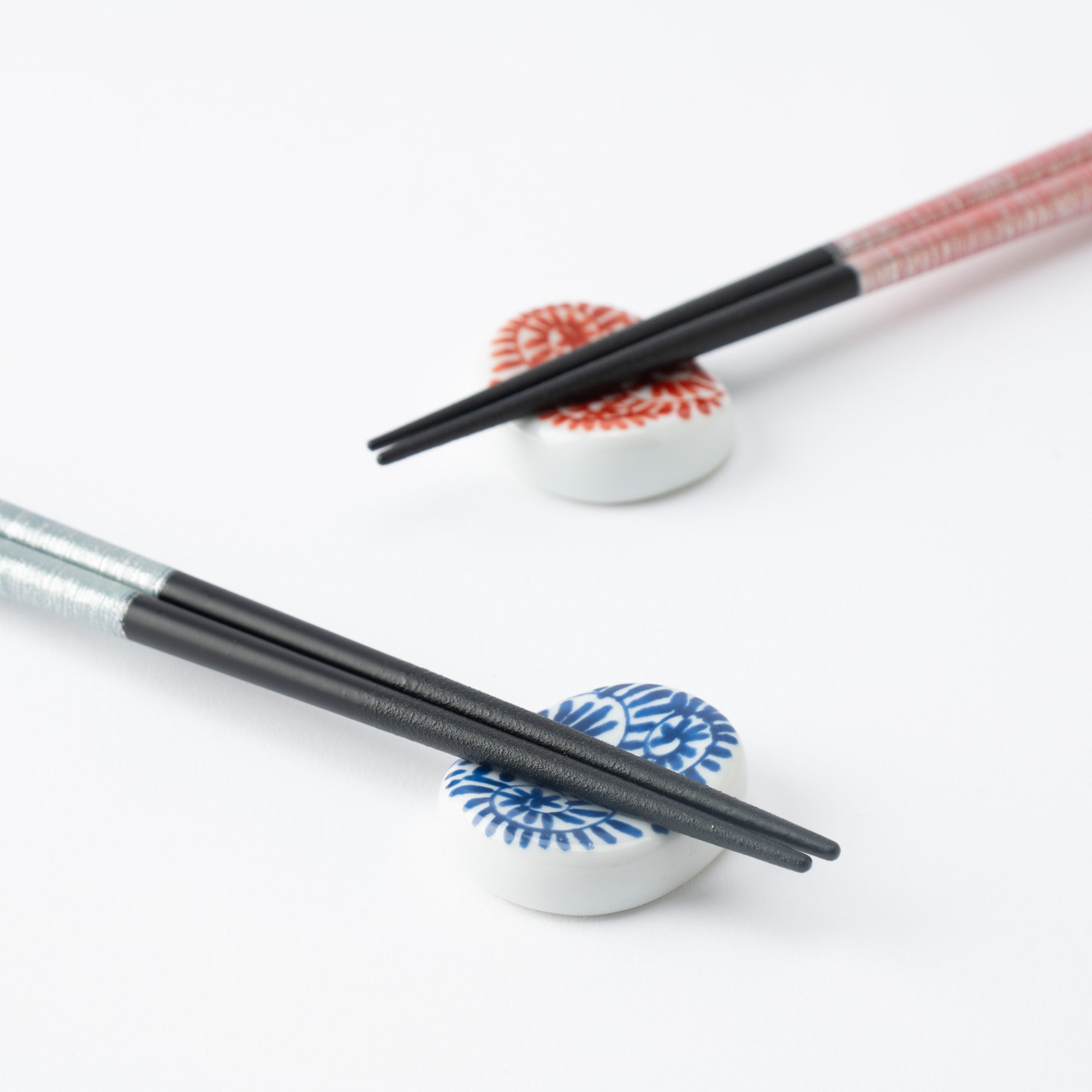 Juego de palillos con patrón Karakusa y soportes para palillos