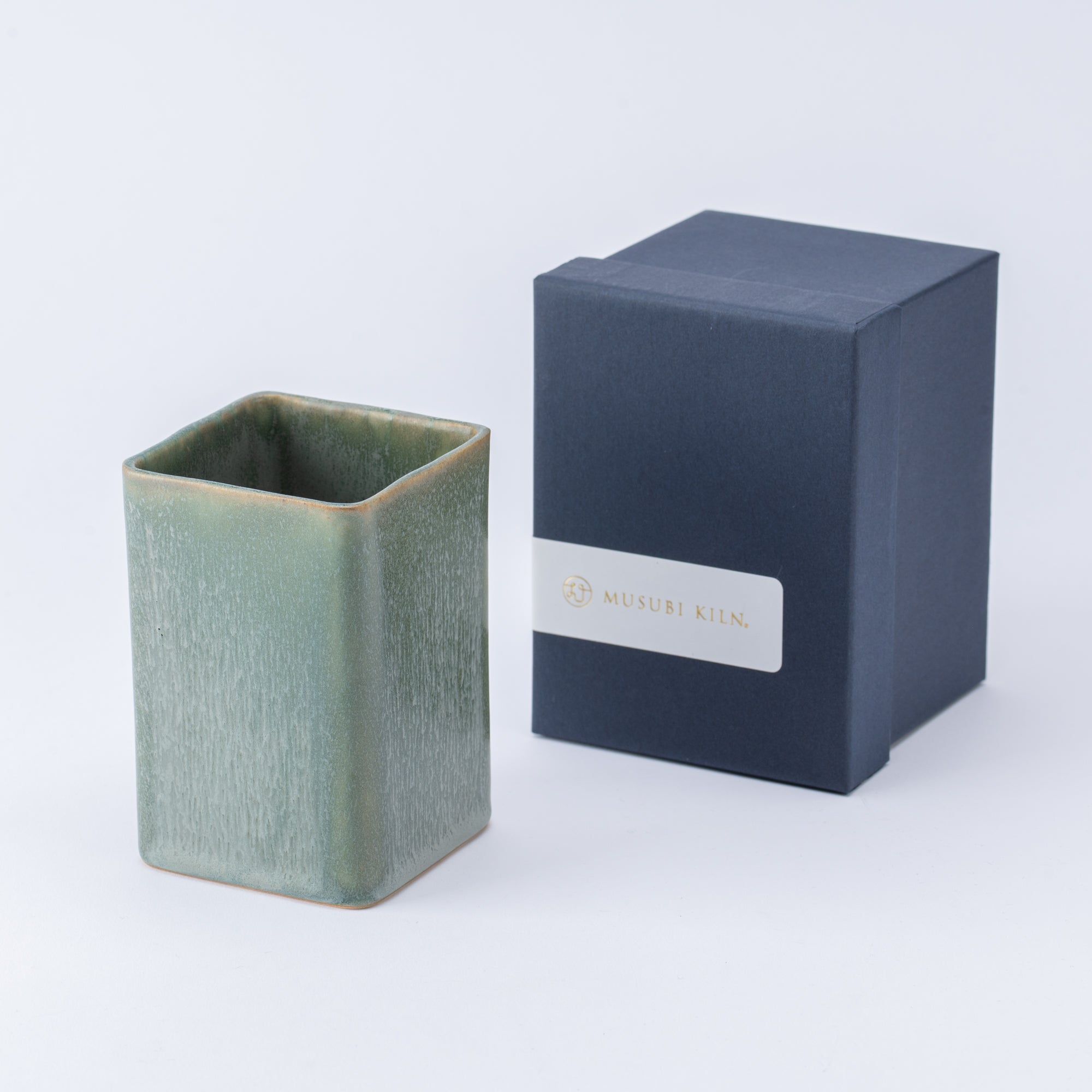 Soporte para cubiertos cuadrado con esmalte terroso