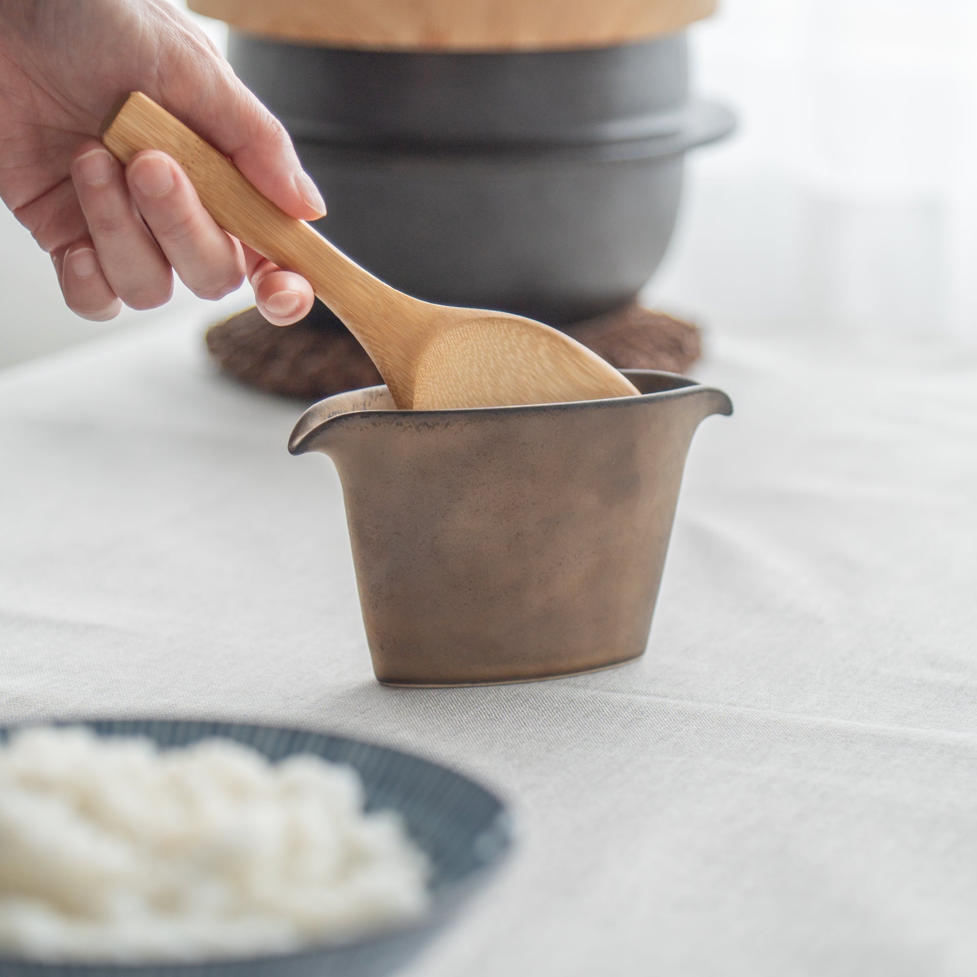 Soporte para salsa y utensilios con glaseado terroso