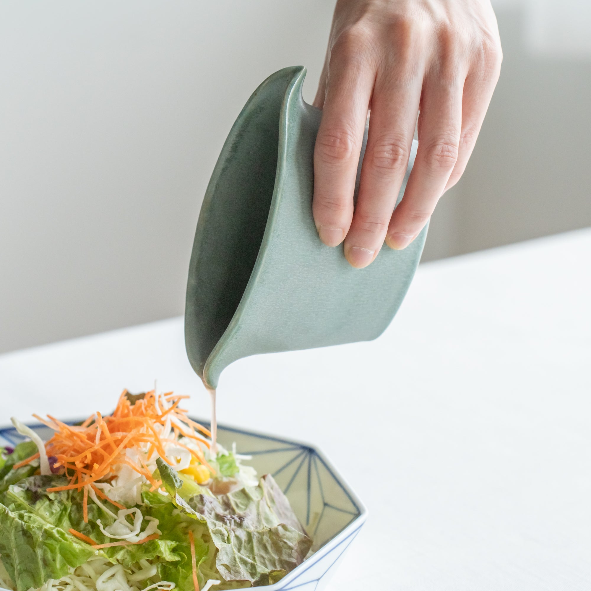 Soporte para salsa y utensilios con glaseado terroso