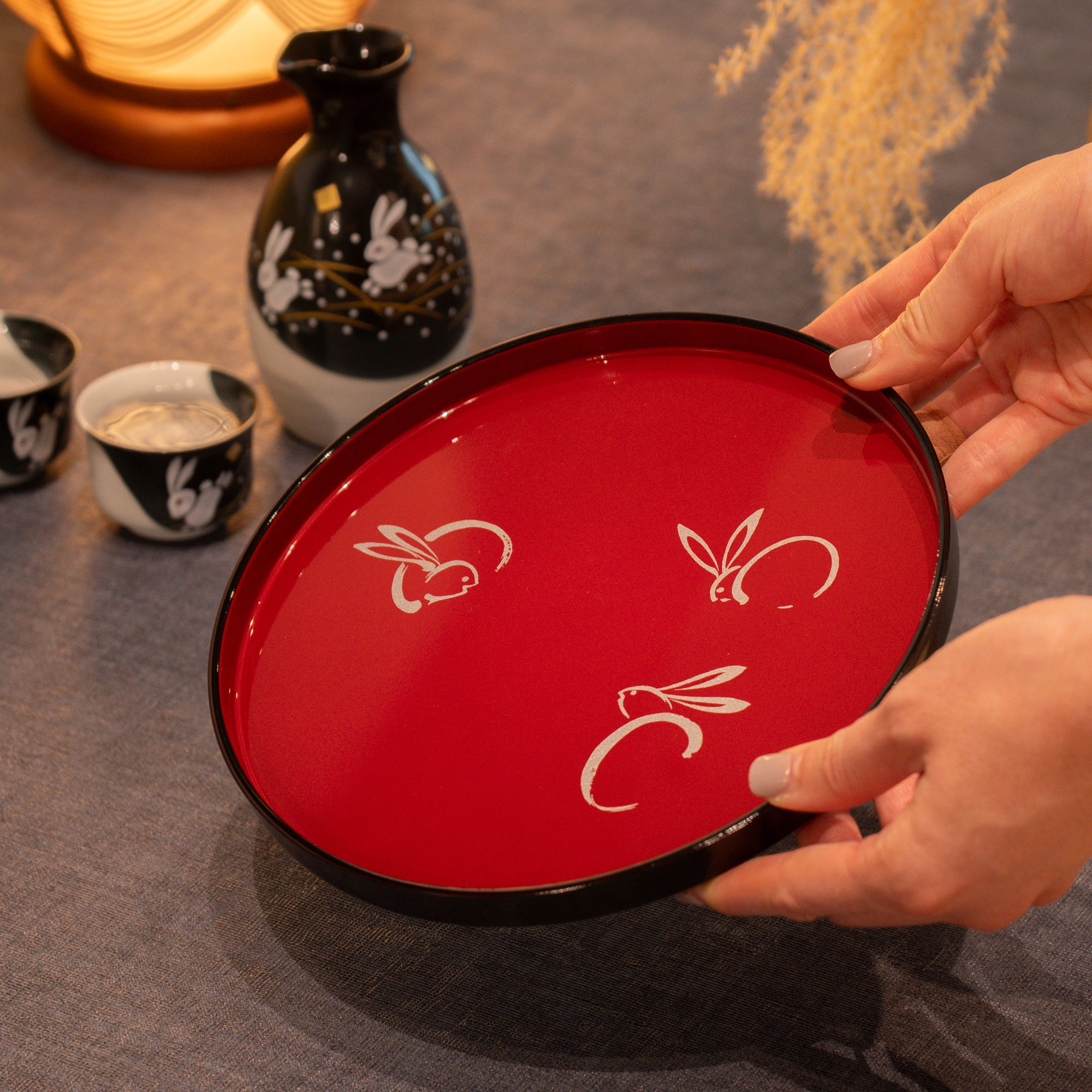 Service à saké avec plateau et lapin sauteur