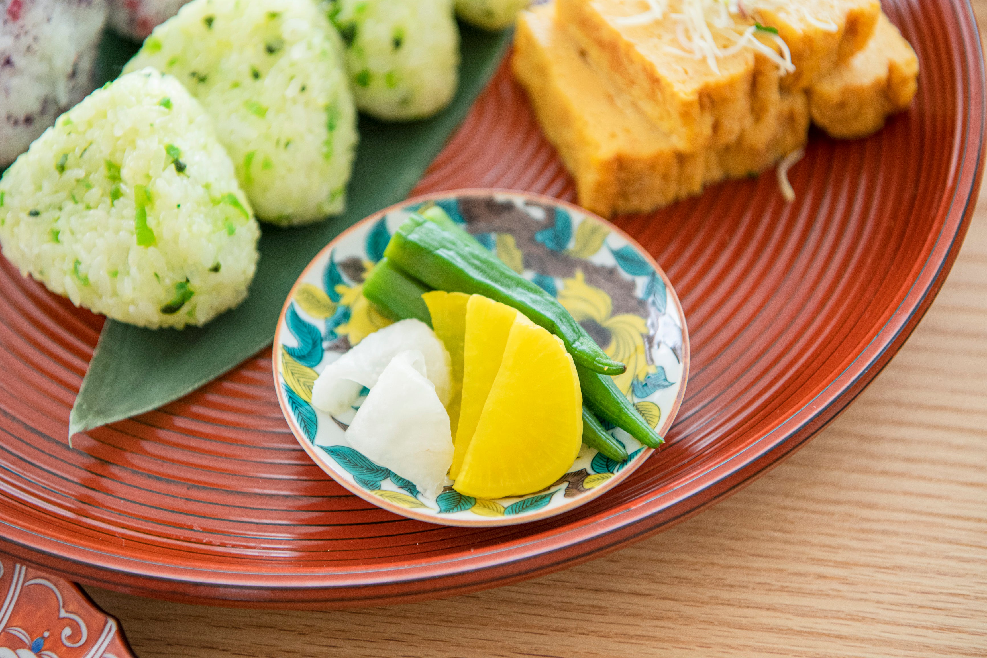 Bandeja redonda con soporte de rayas Negoro