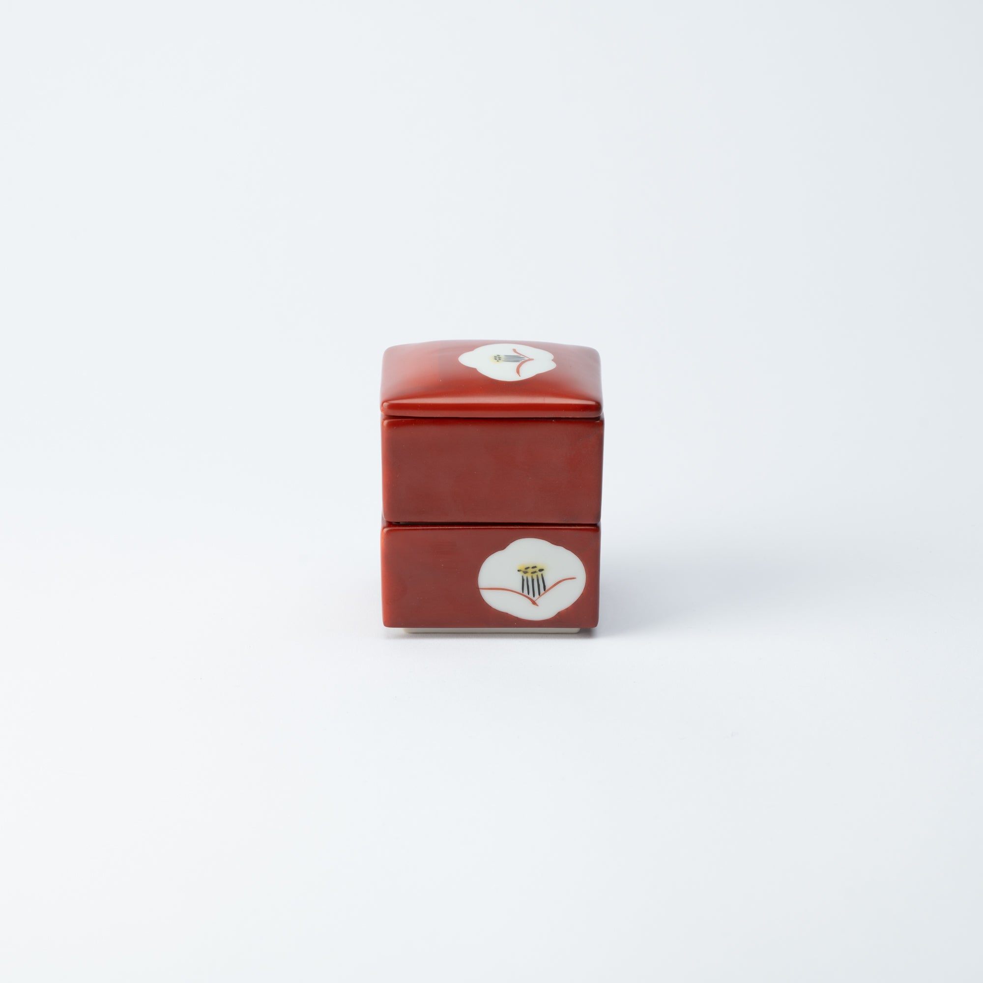 Caja pequeña de dos niveles con camelia blanca