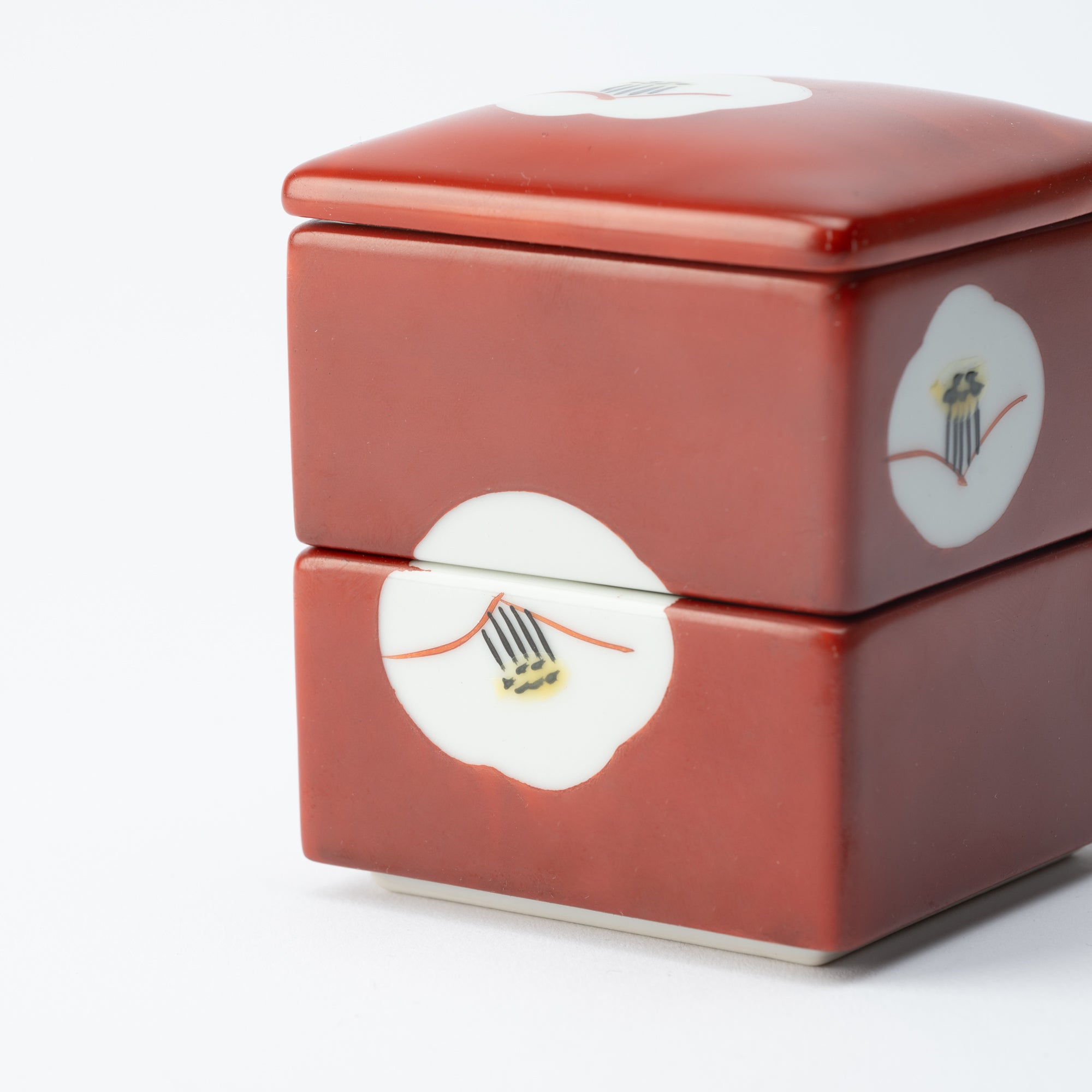 Caja pequeña de dos niveles con camelia blanca