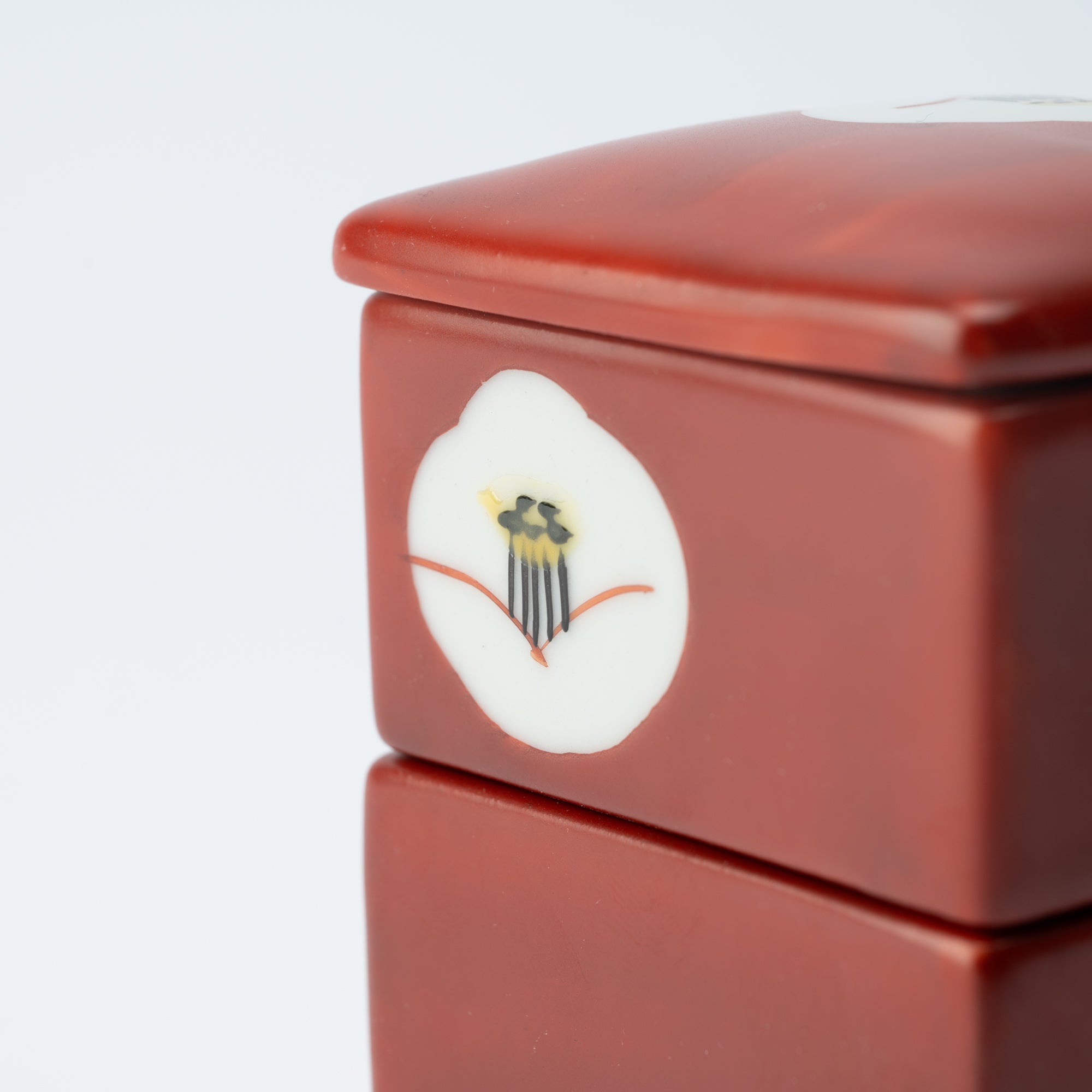 Caja pequeña de dos niveles con camelia blanca