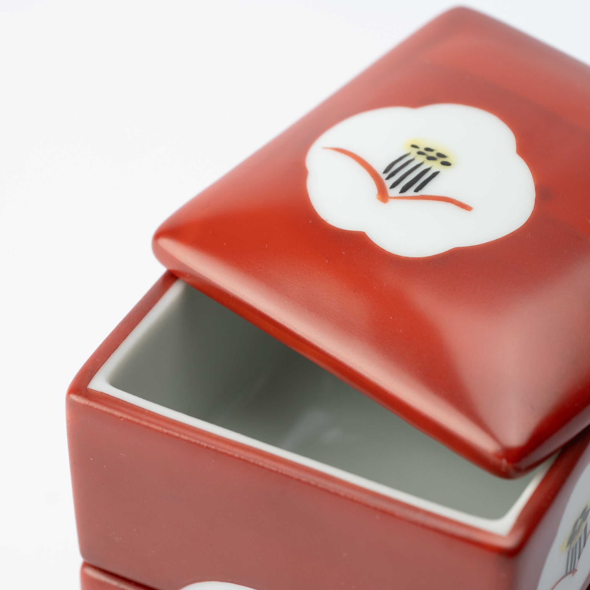 Caja pequeña de dos niveles con camelia blanca