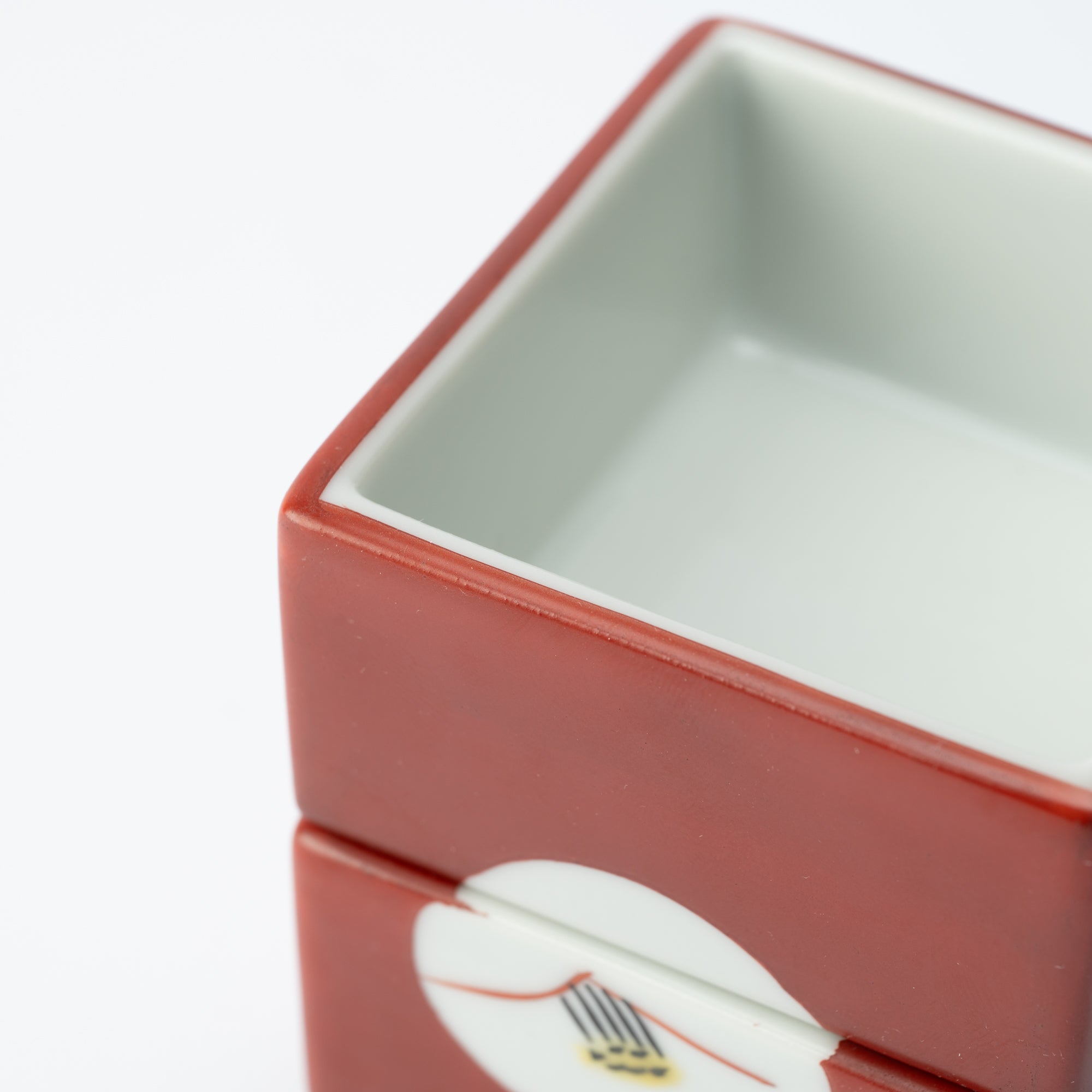 Caja pequeña de dos niveles con camelia blanca