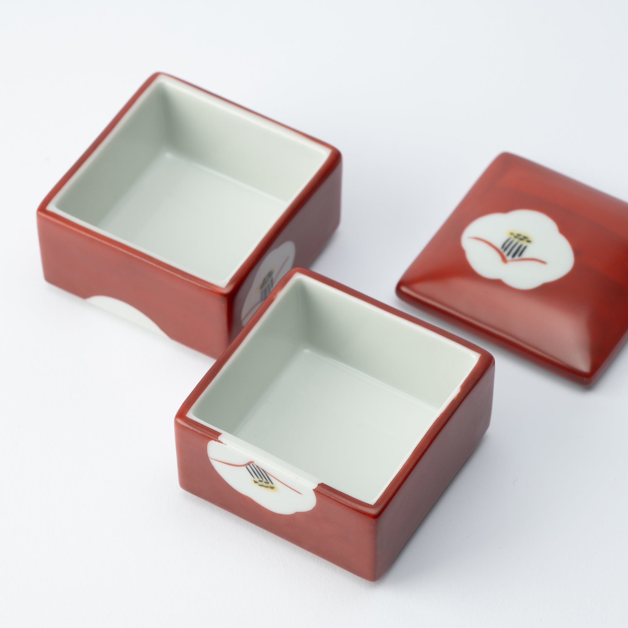 Caja pequeña de dos niveles con camelia blanca