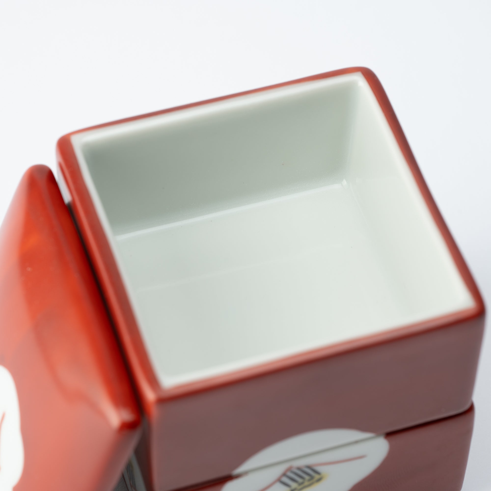 Caja pequeña de dos niveles con camelia blanca