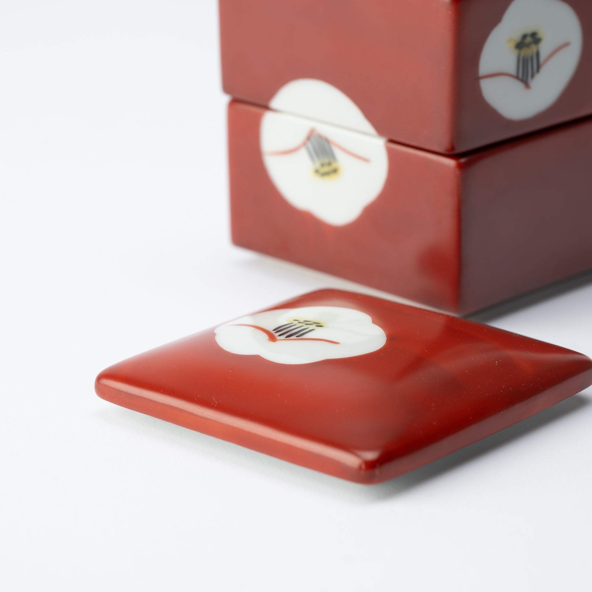 Caja pequeña de dos niveles con camelia blanca