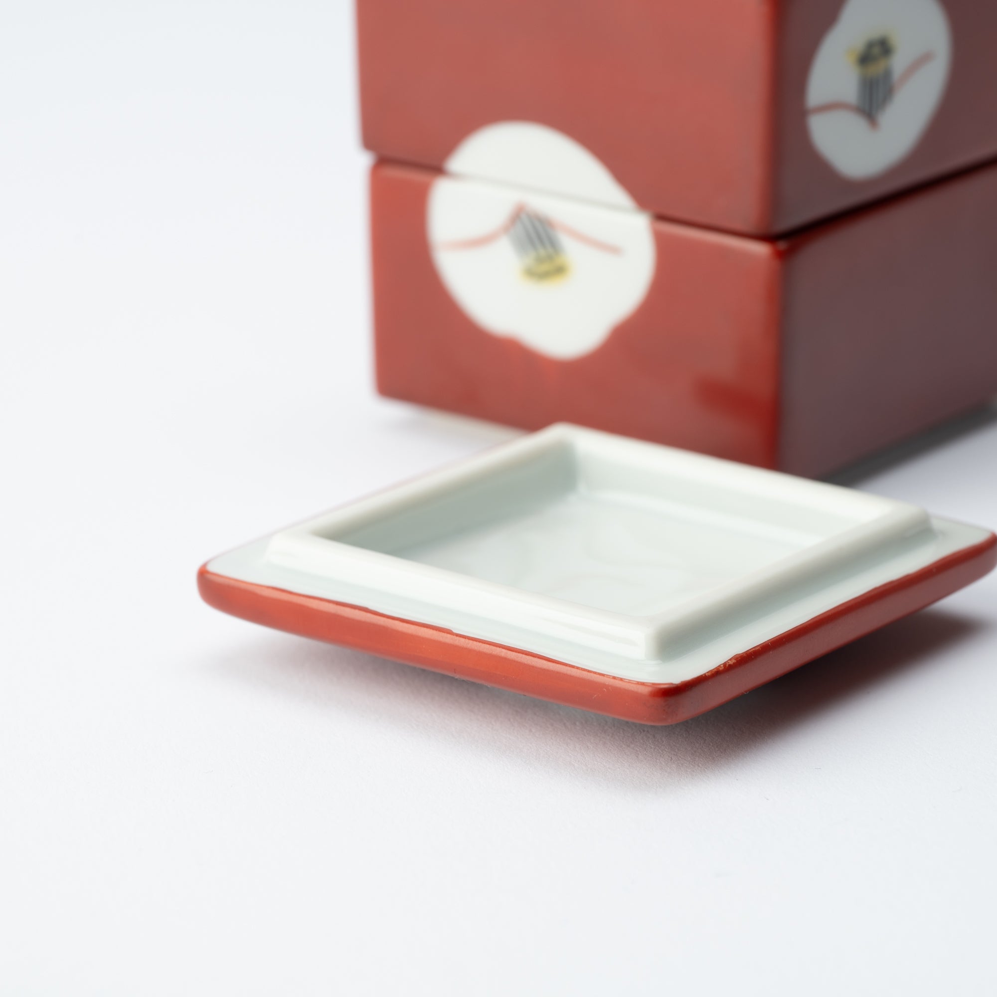 Caja pequeña de dos niveles con camelia blanca