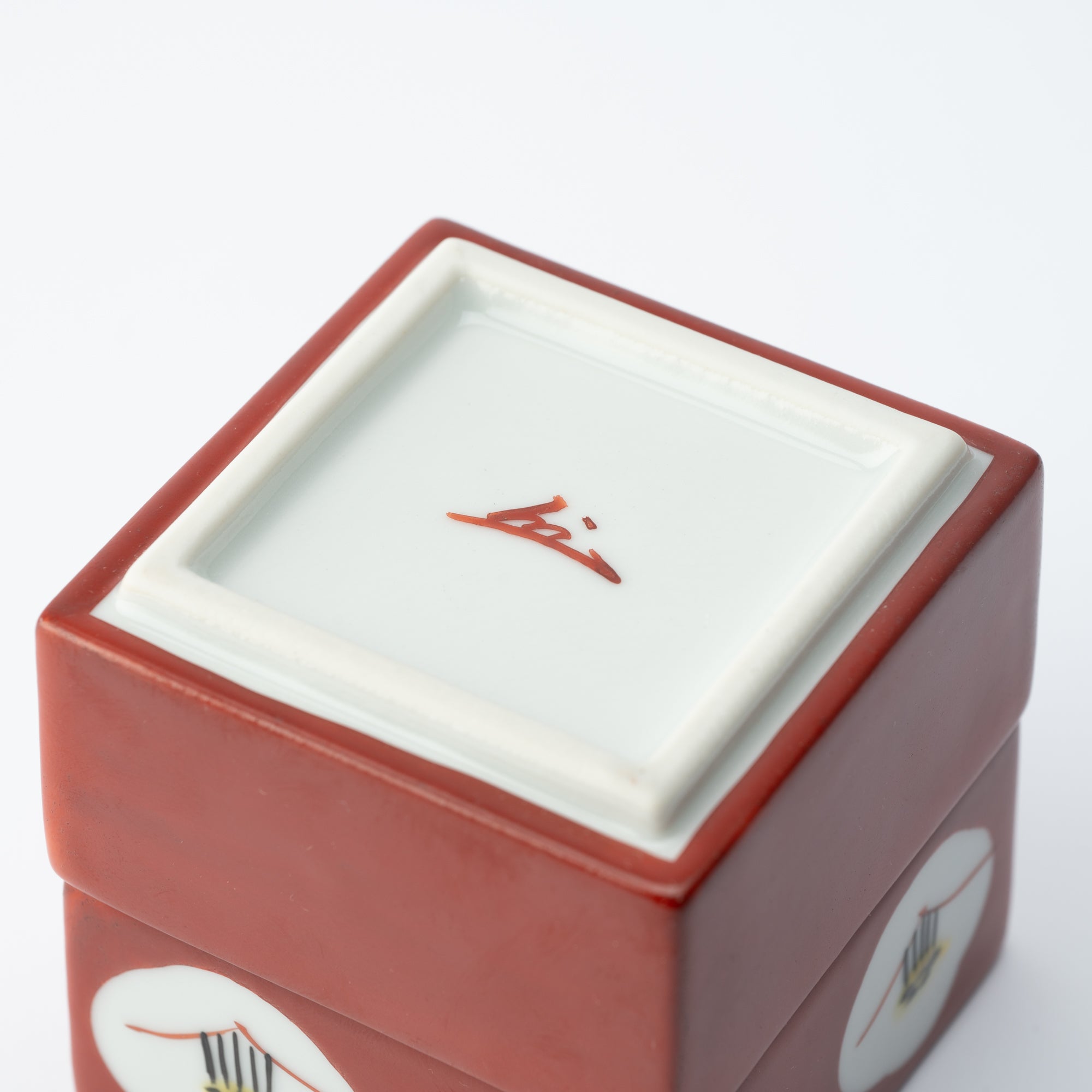 Caja pequeña de dos niveles con camelia blanca